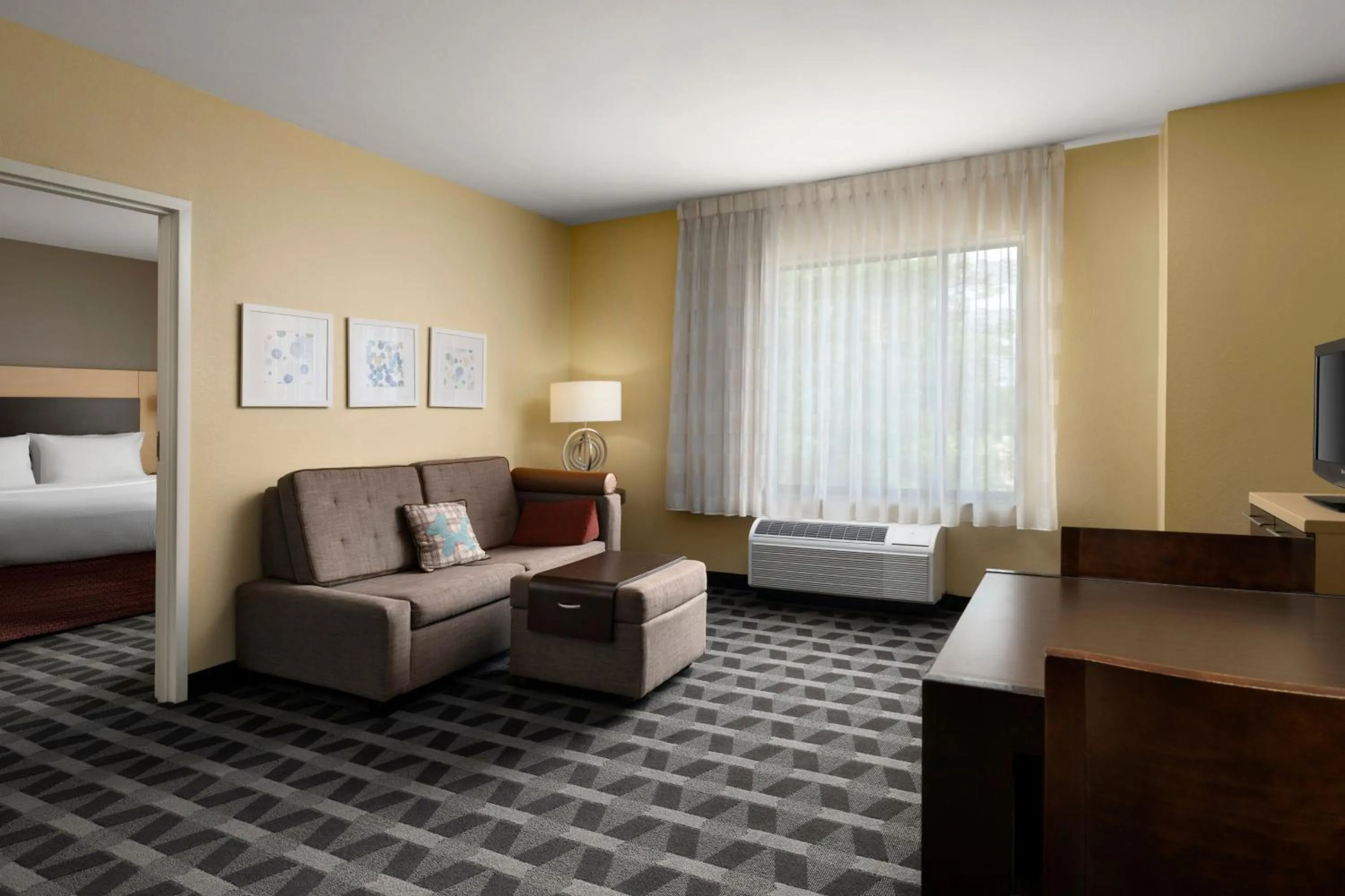 Living room, Bed in TownePlace Suites Ann Arbor