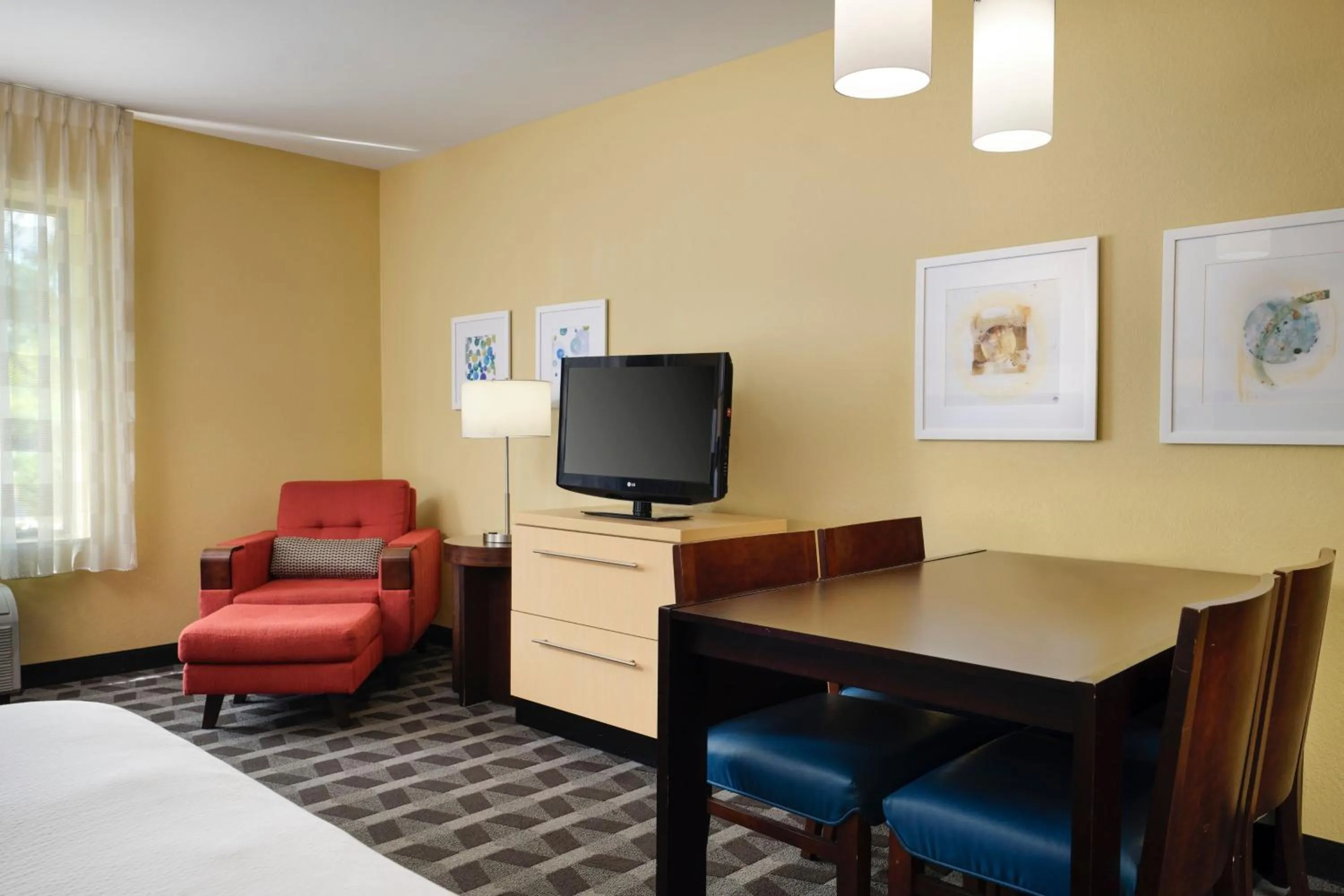 Living room, Bed in TownePlace Suites Ann Arbor