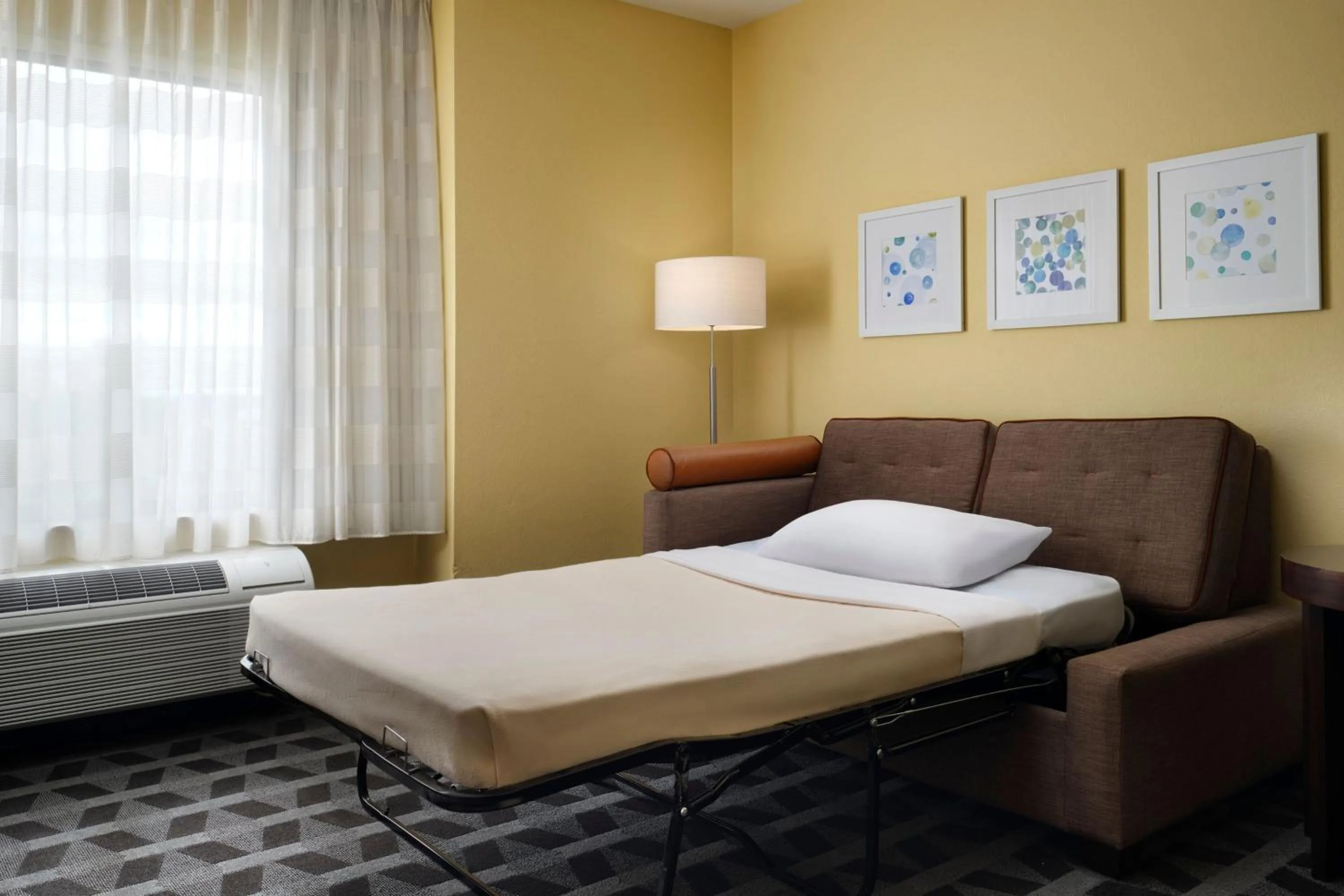 Living room, Bed in TownePlace Suites Ann Arbor