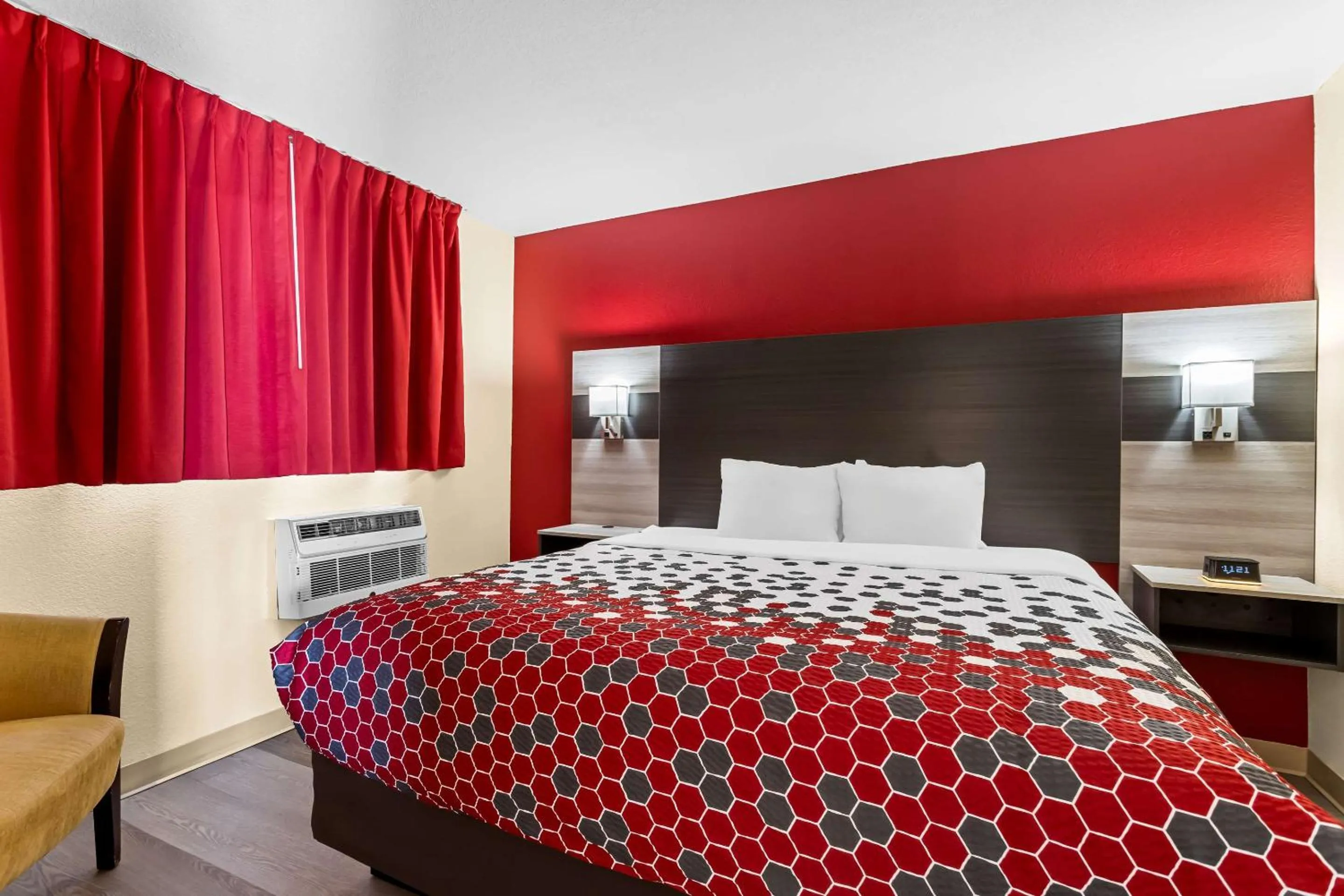 Bedroom, Bed in Econo Lodge Inn & Suites Santa Rosa