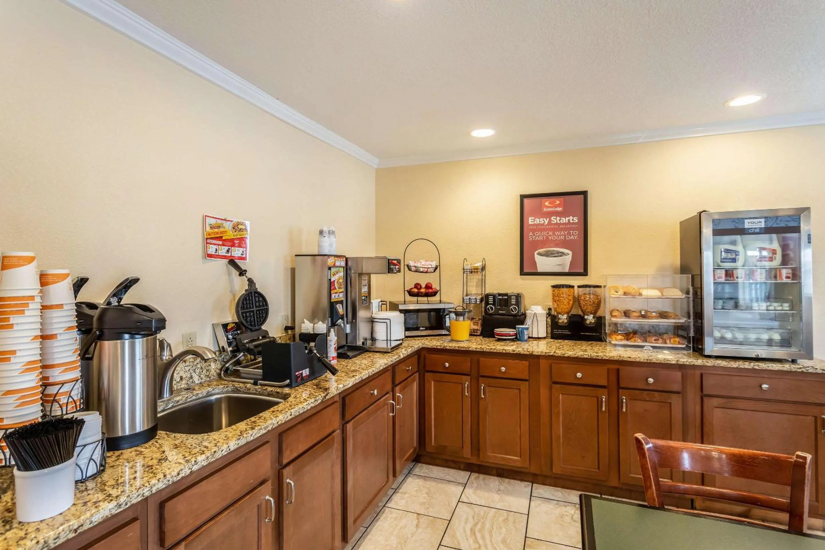 Breakfast in Econo Lodge Inn & Suites Santa Rosa