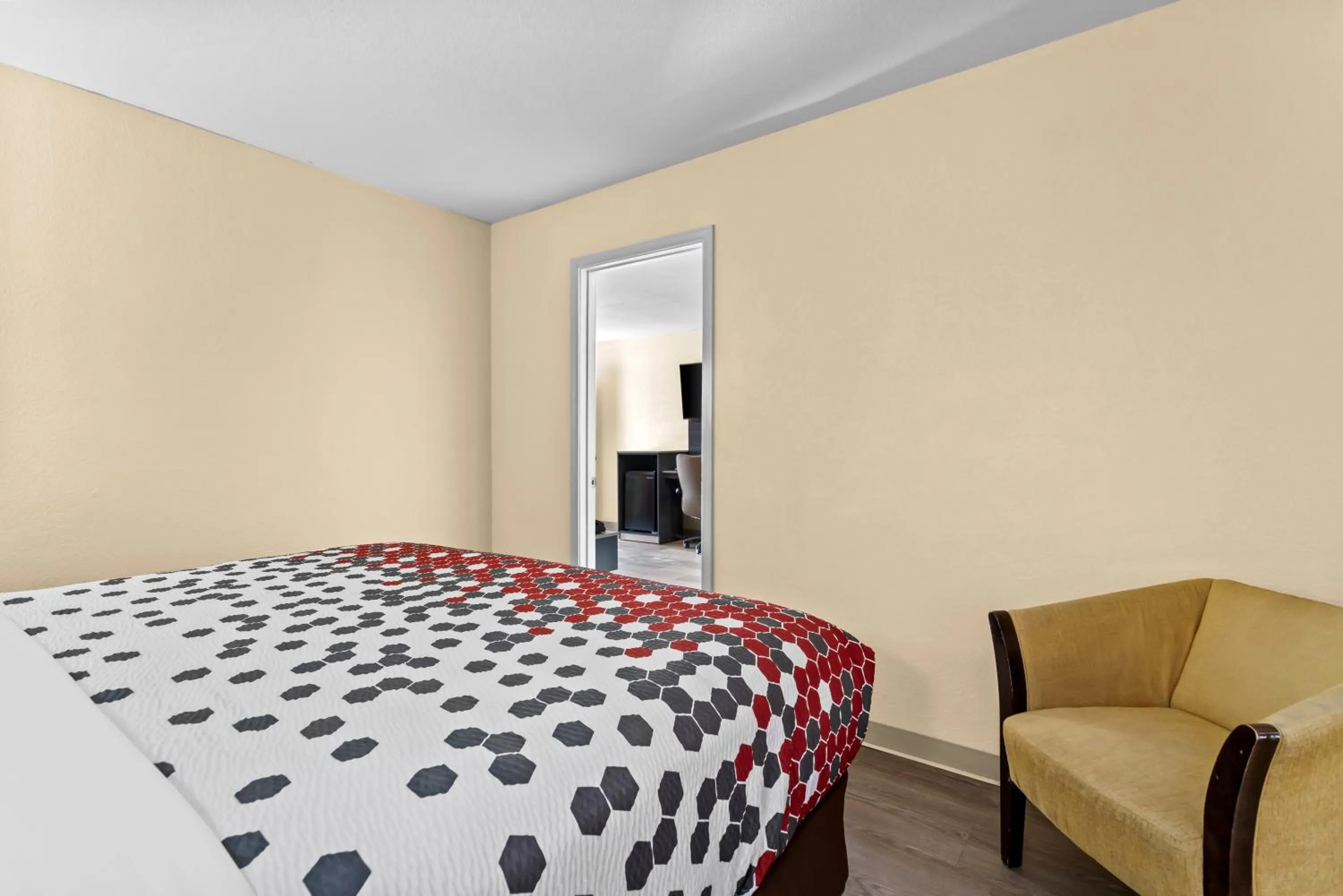 Bed in Econo Lodge Inn & Suites Santa Rosa