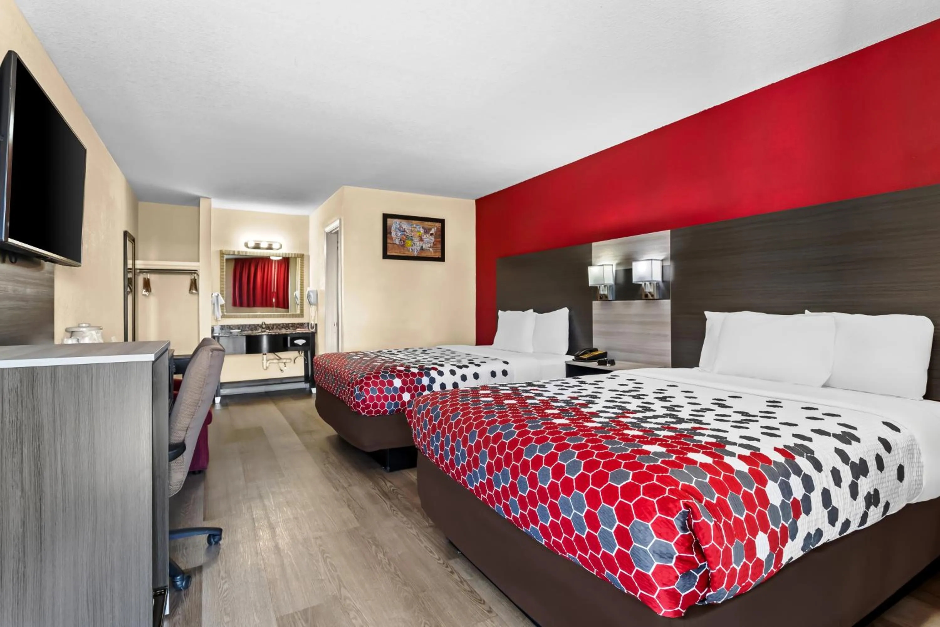 Bed in Econo Lodge Inn & Suites Santa Rosa