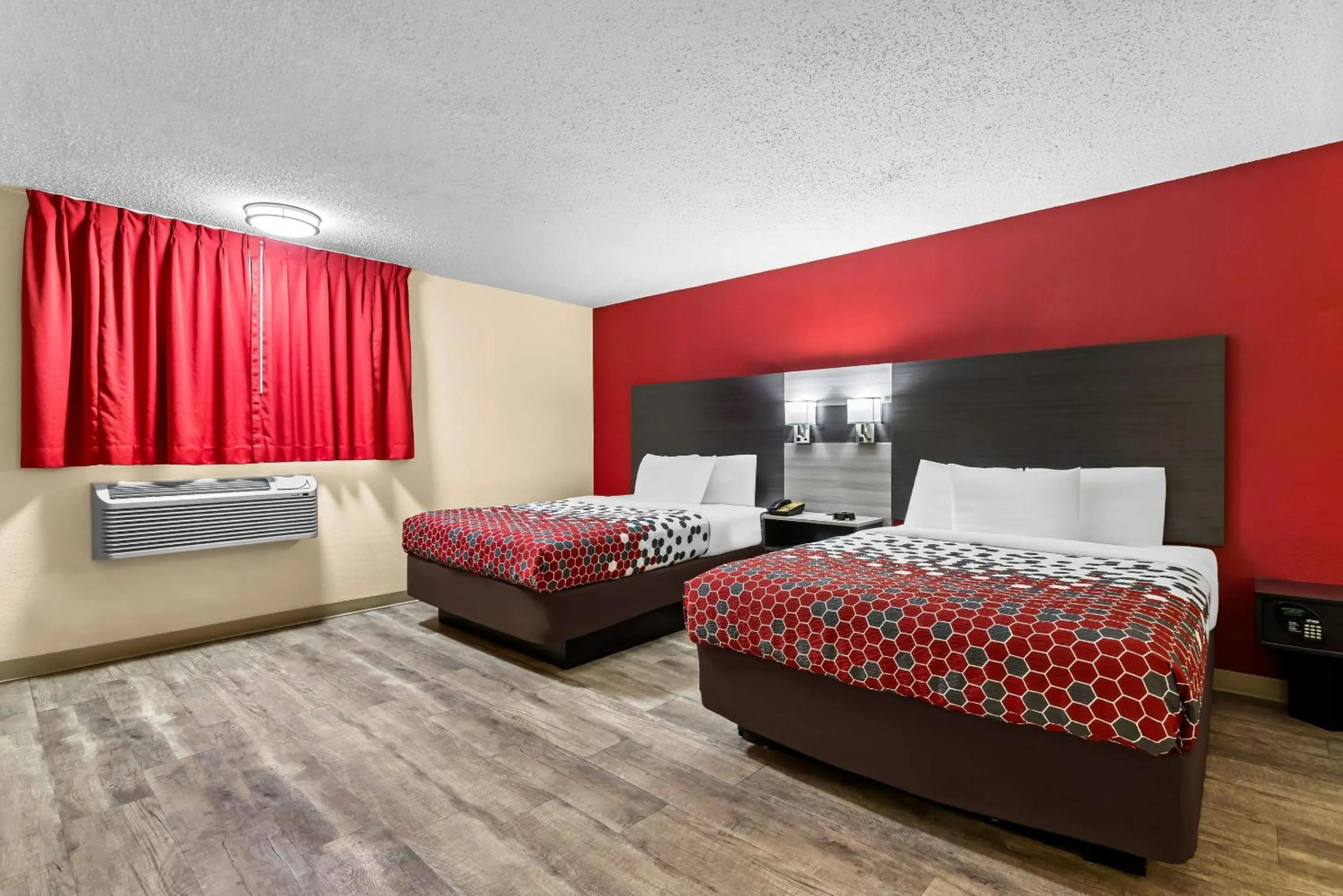 Bedroom, Bed in Econo Lodge Inn & Suites Santa Rosa