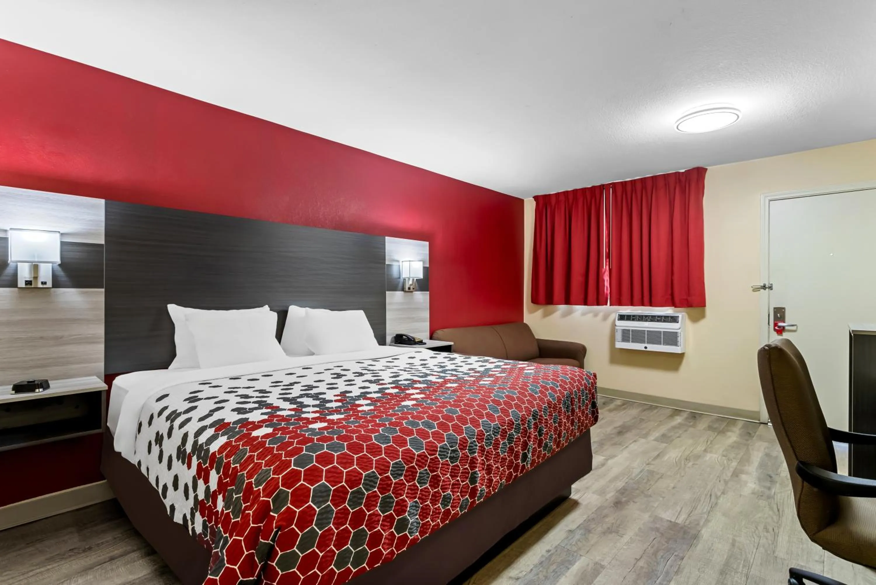 Bed in Econo Lodge Inn & Suites Santa Rosa