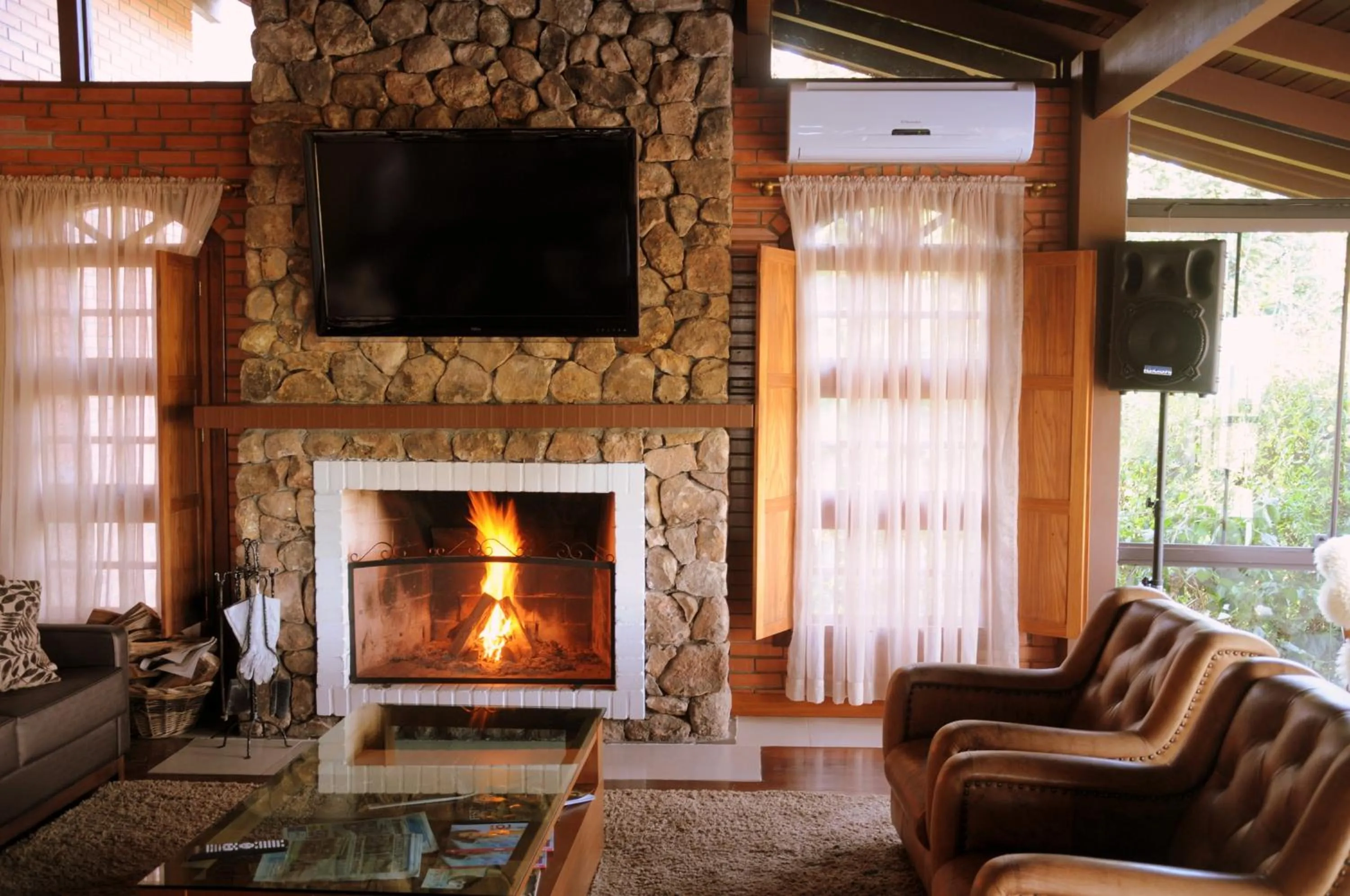Communal lounge/ TV room in Hotel Bangalôs da Serra
