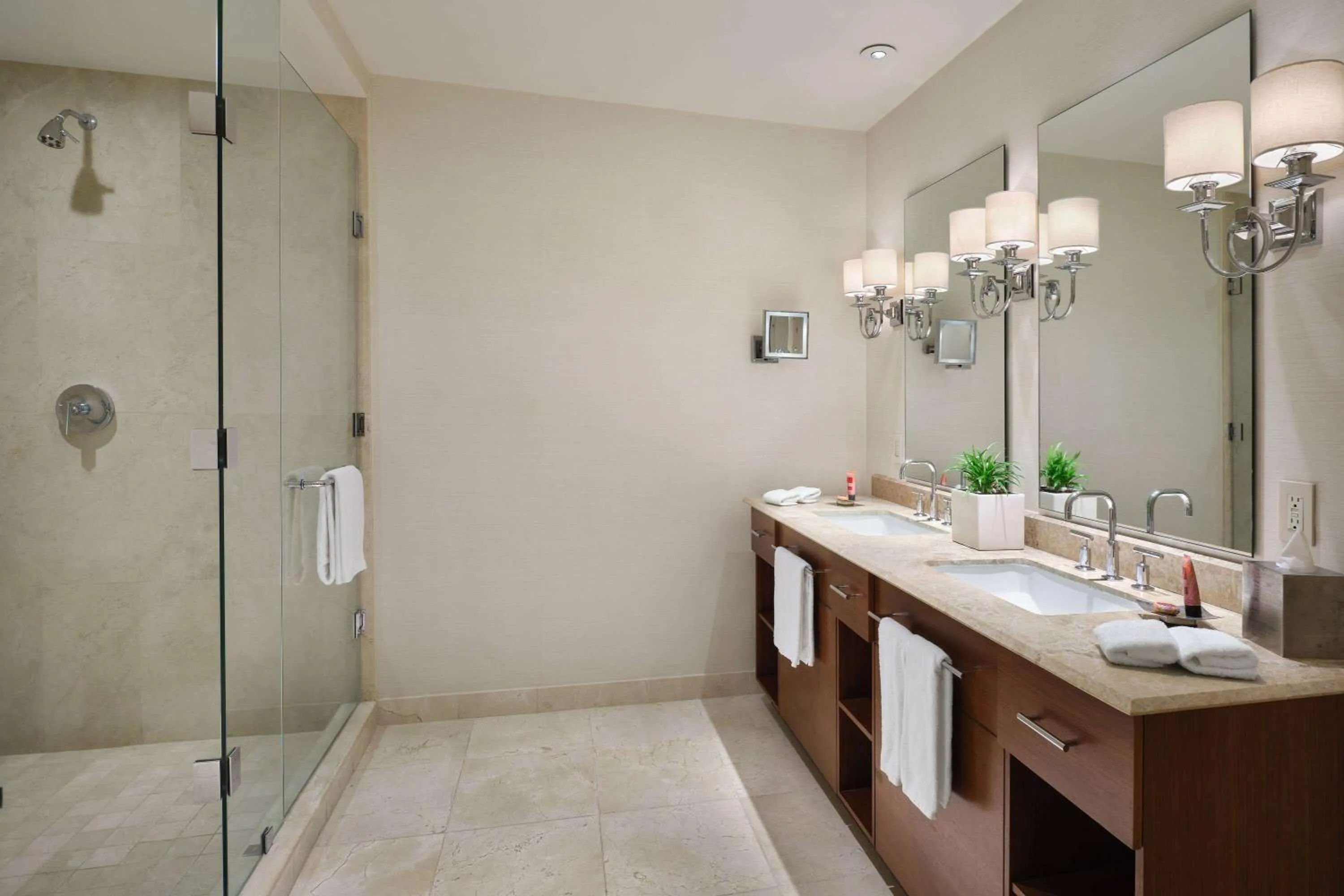 TV and multimedia in Bristol Panama, a Registry Collection Hotel