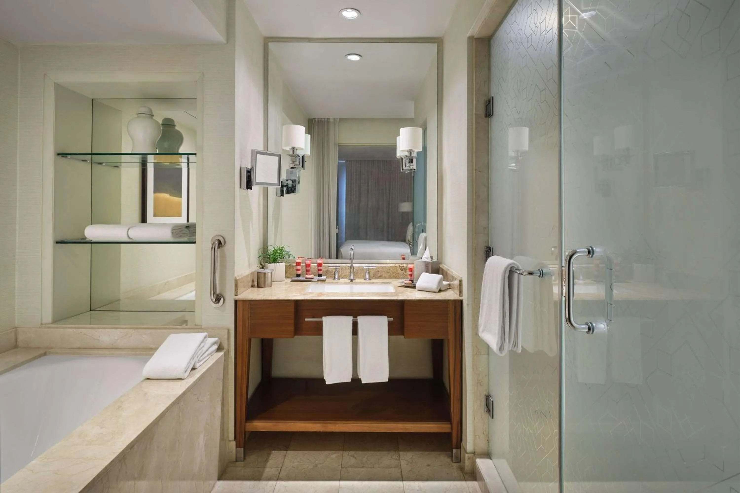 TV and multimedia, Bed in Bristol Panama, a Registry Collection Hotel