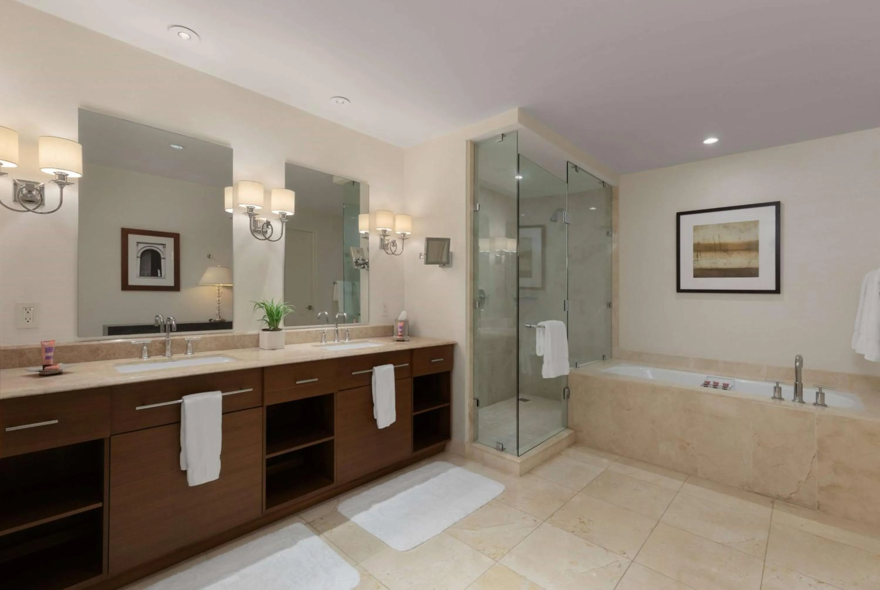 TV and multimedia in Bristol Panama, a Registry Collection Hotel