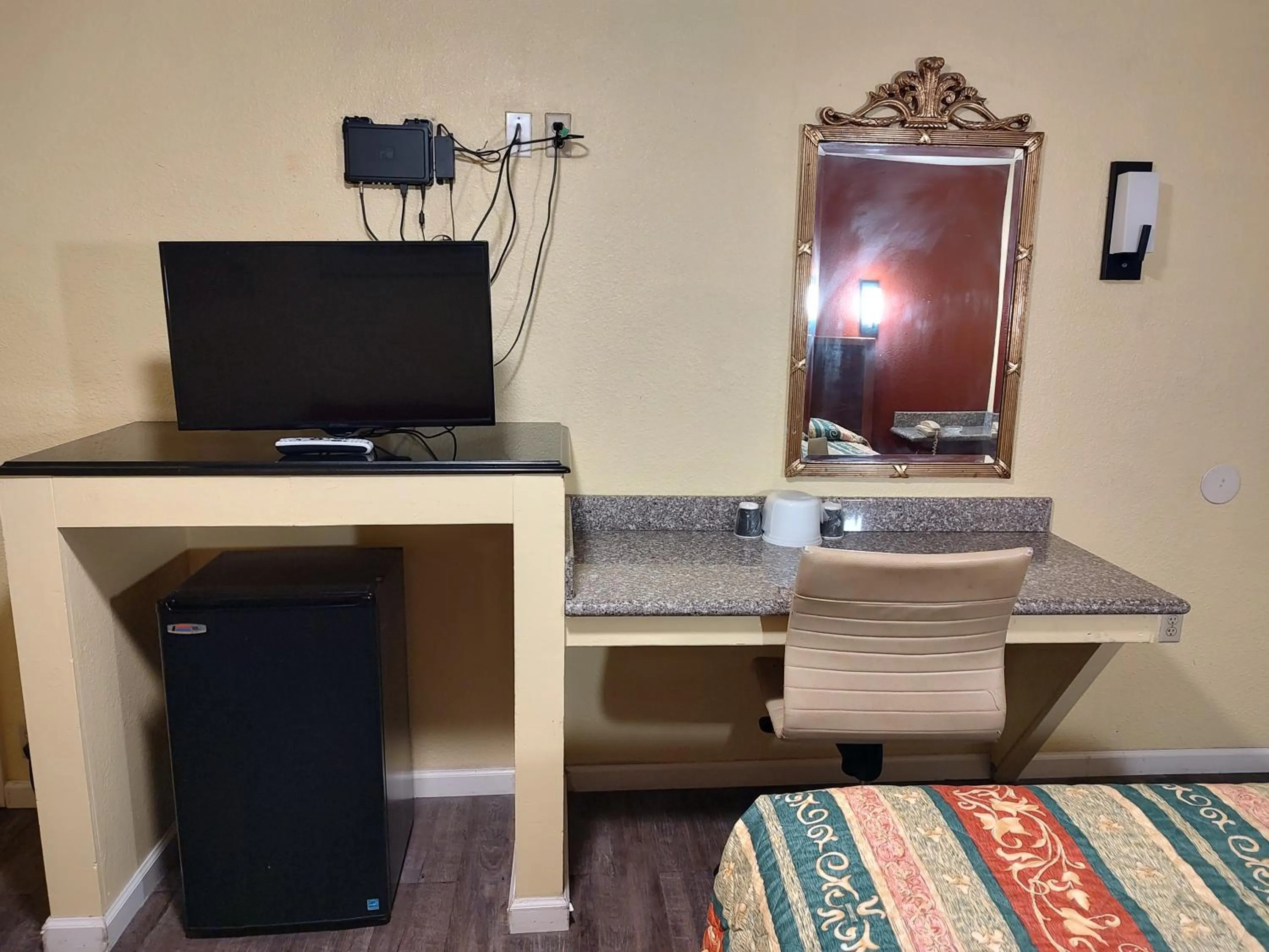 TV and multimedia in Economy Inn Richmond