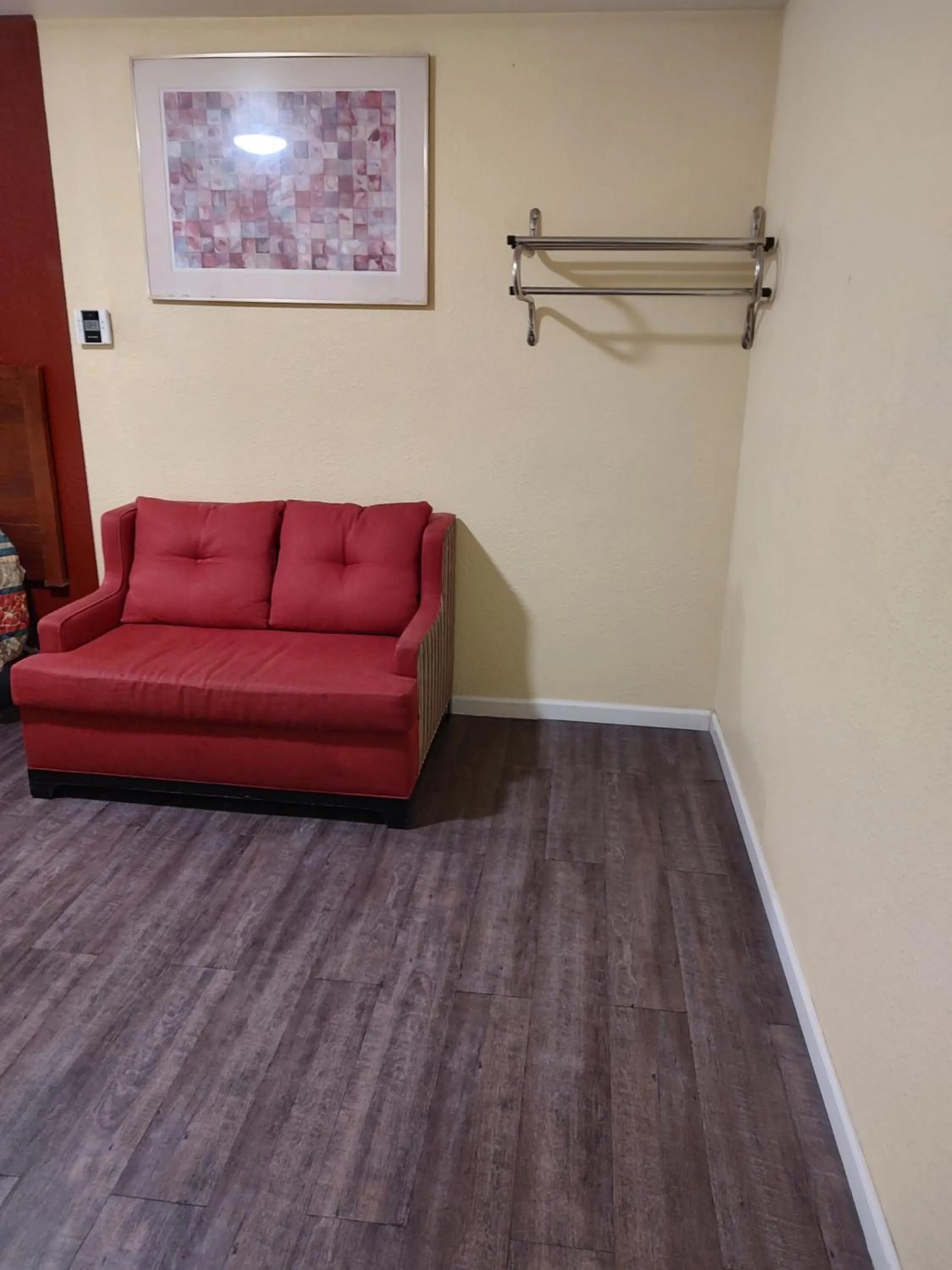 Seating area in Economy Inn Richmond