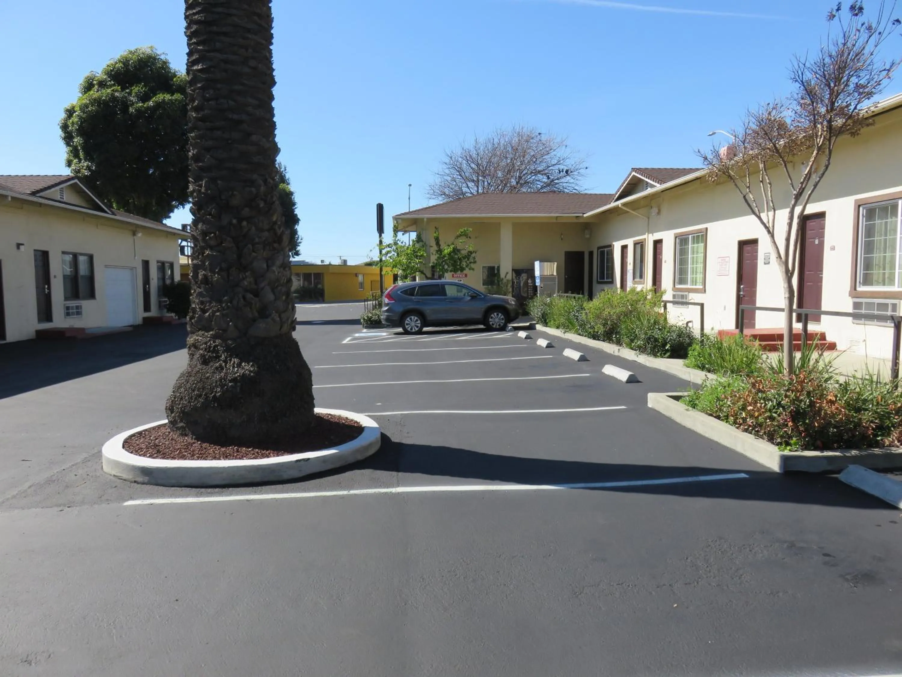 Facade/entrance in Economy Inn Richmond