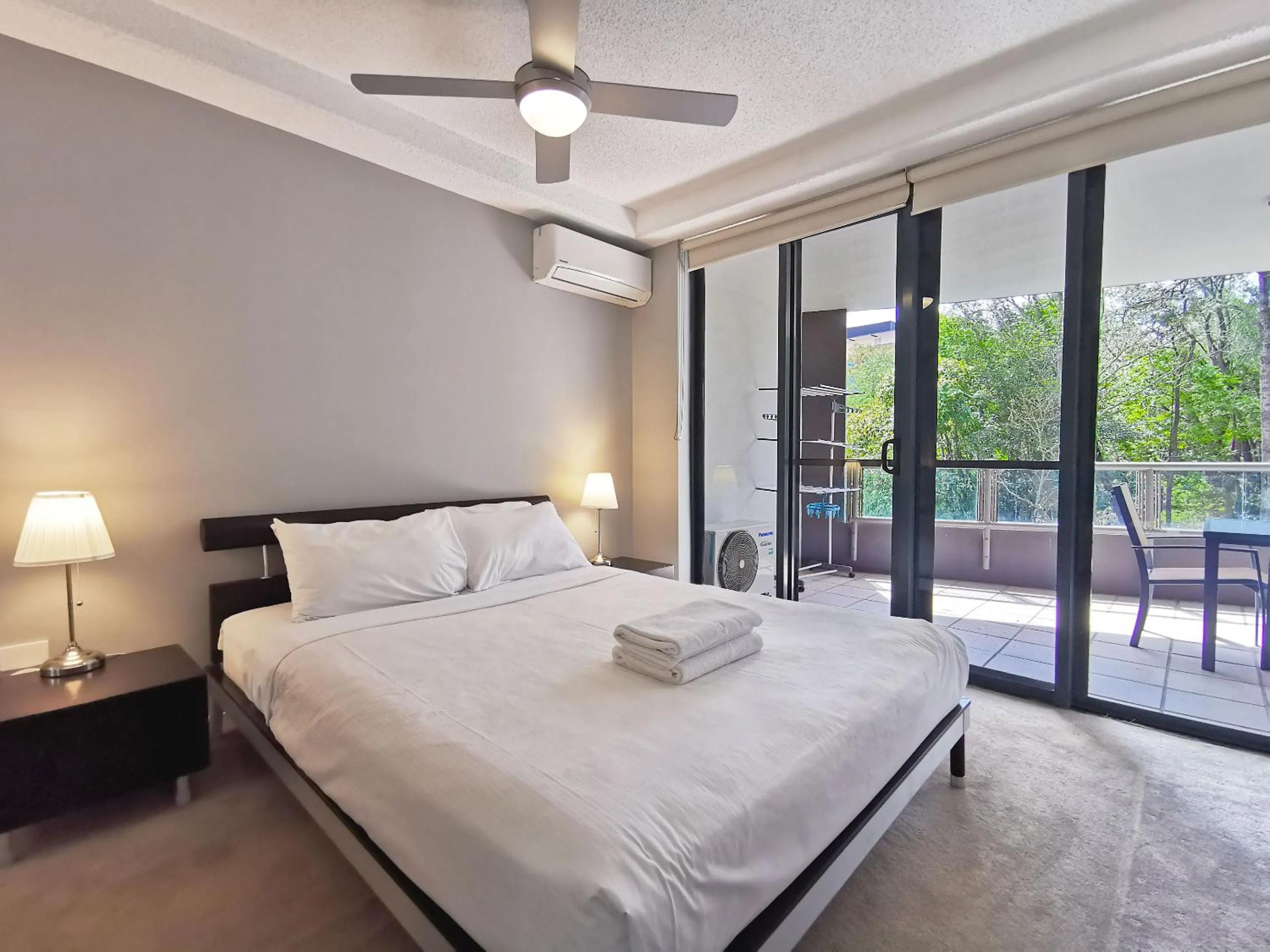 Bedroom, Bed in Inn on the Park Apartments