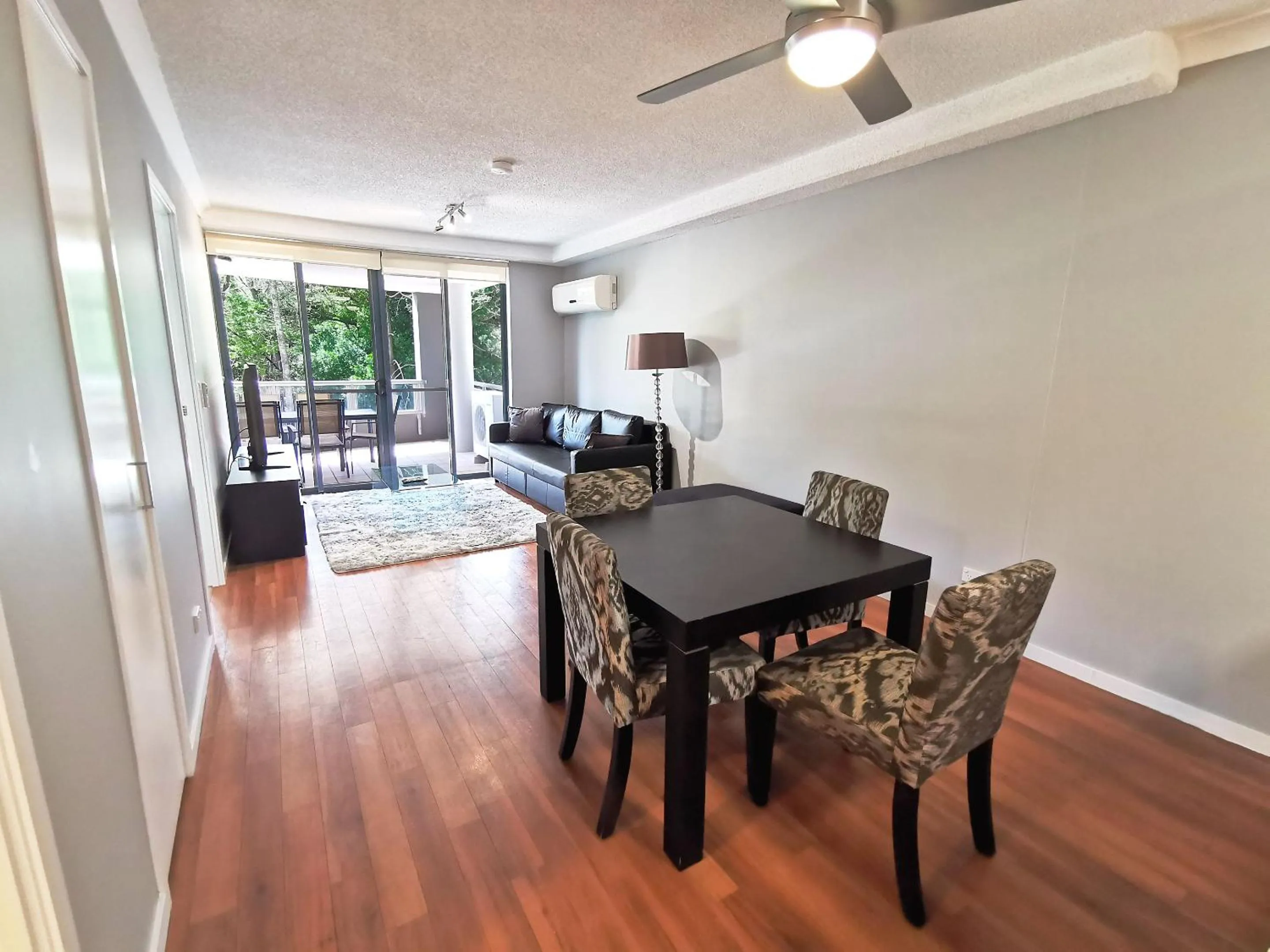 Living room, Bed in Inn on the Park Apartments