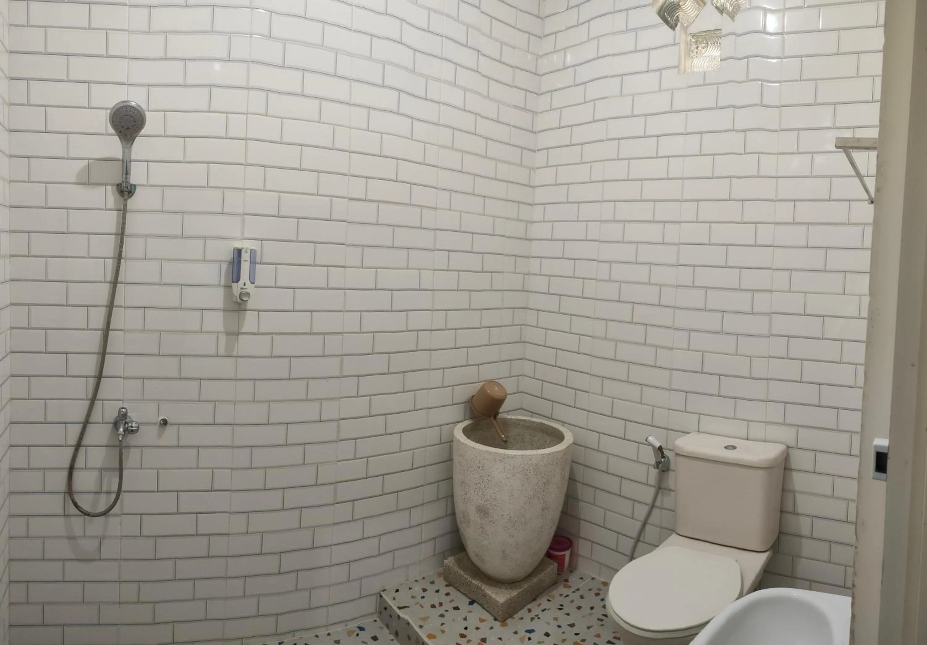 Bathroom in Tjahaja Baroe Syariah Mitra RedDoorz At Dukuh Kupang