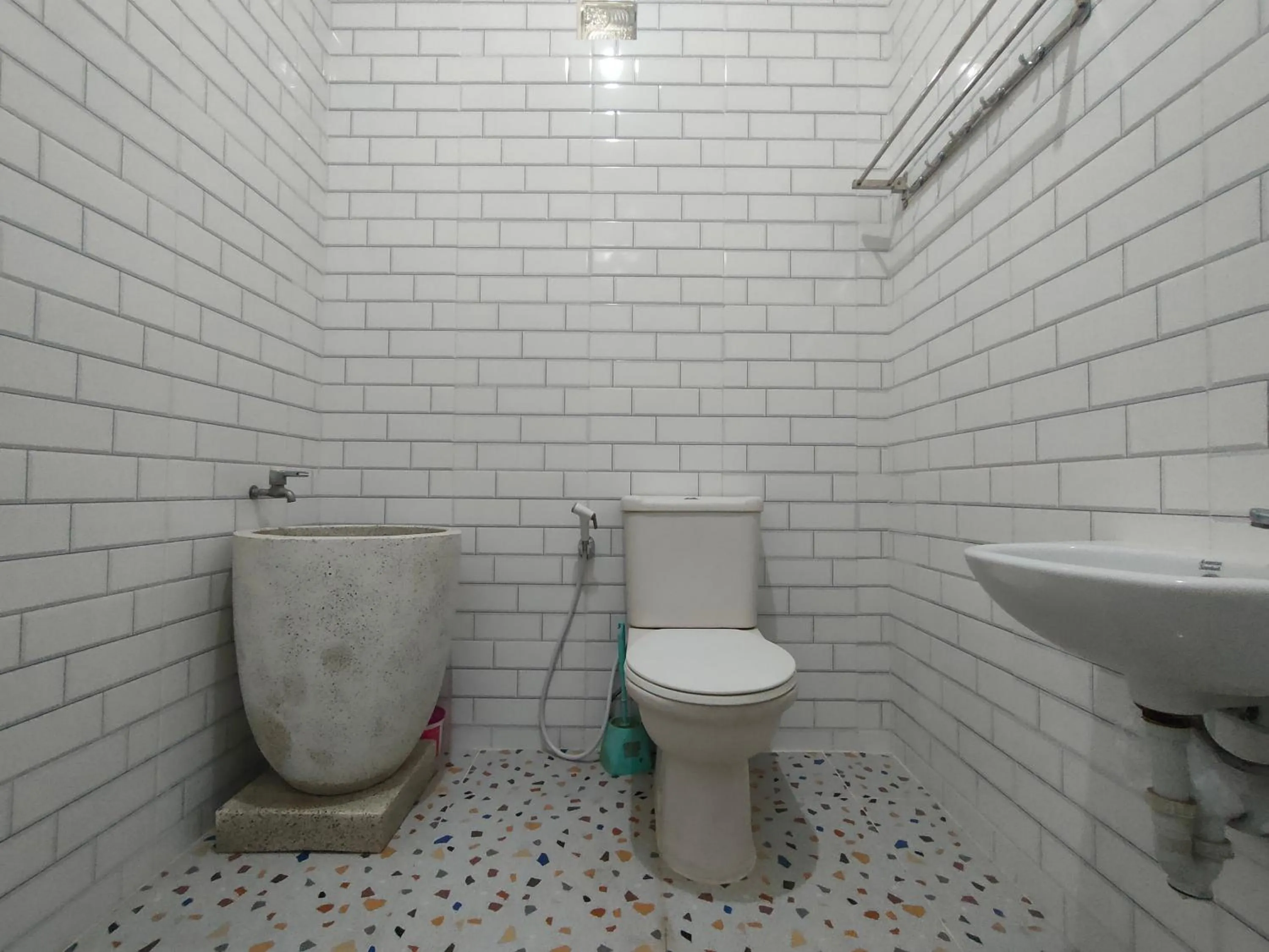 Bathroom in Tjahaja Baroe Syariah Mitra RedDoorz At Dukuh Kupang