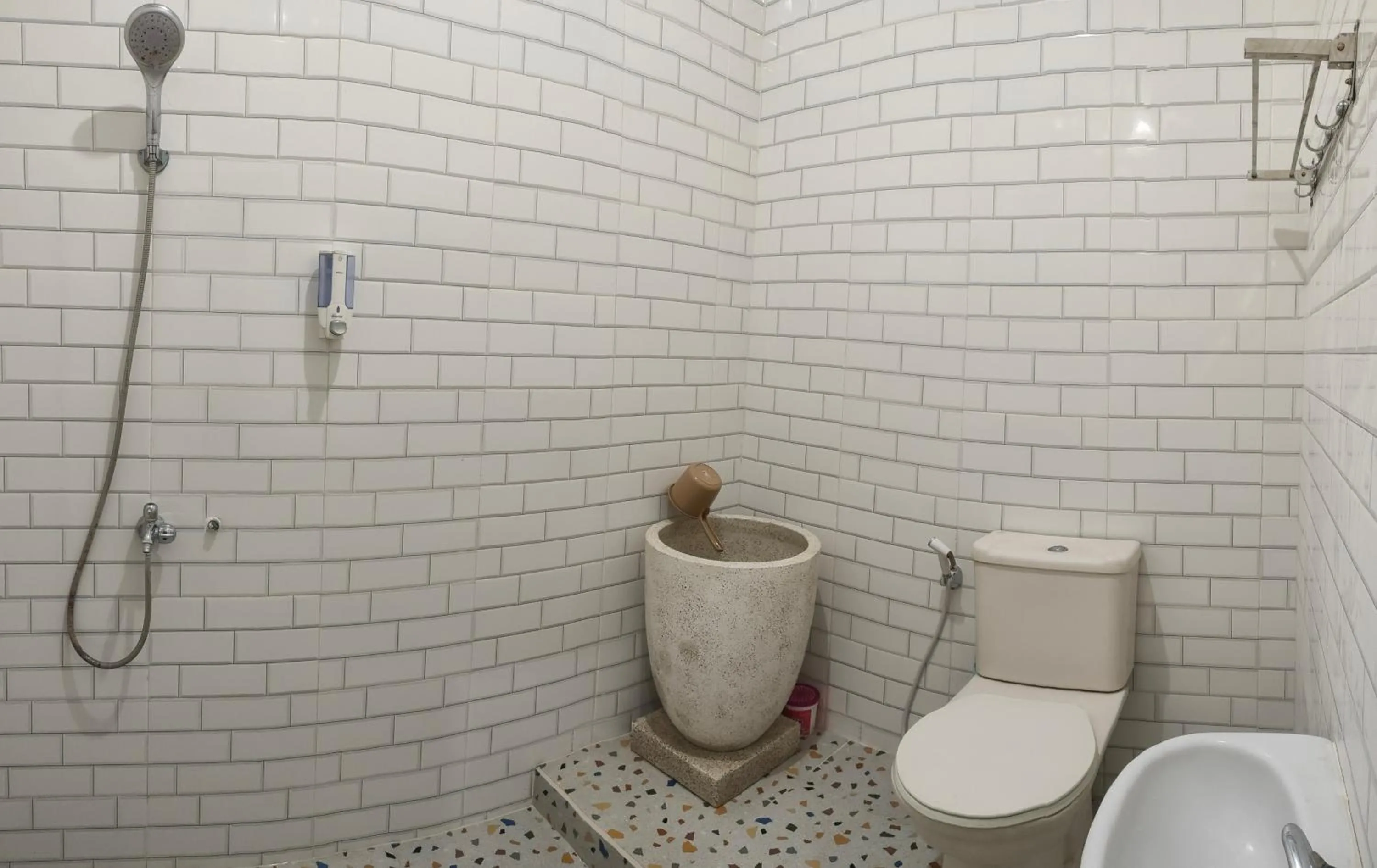 Bathroom in Tjahaja Baroe Syariah Mitra RedDoorz At Dukuh Kupang