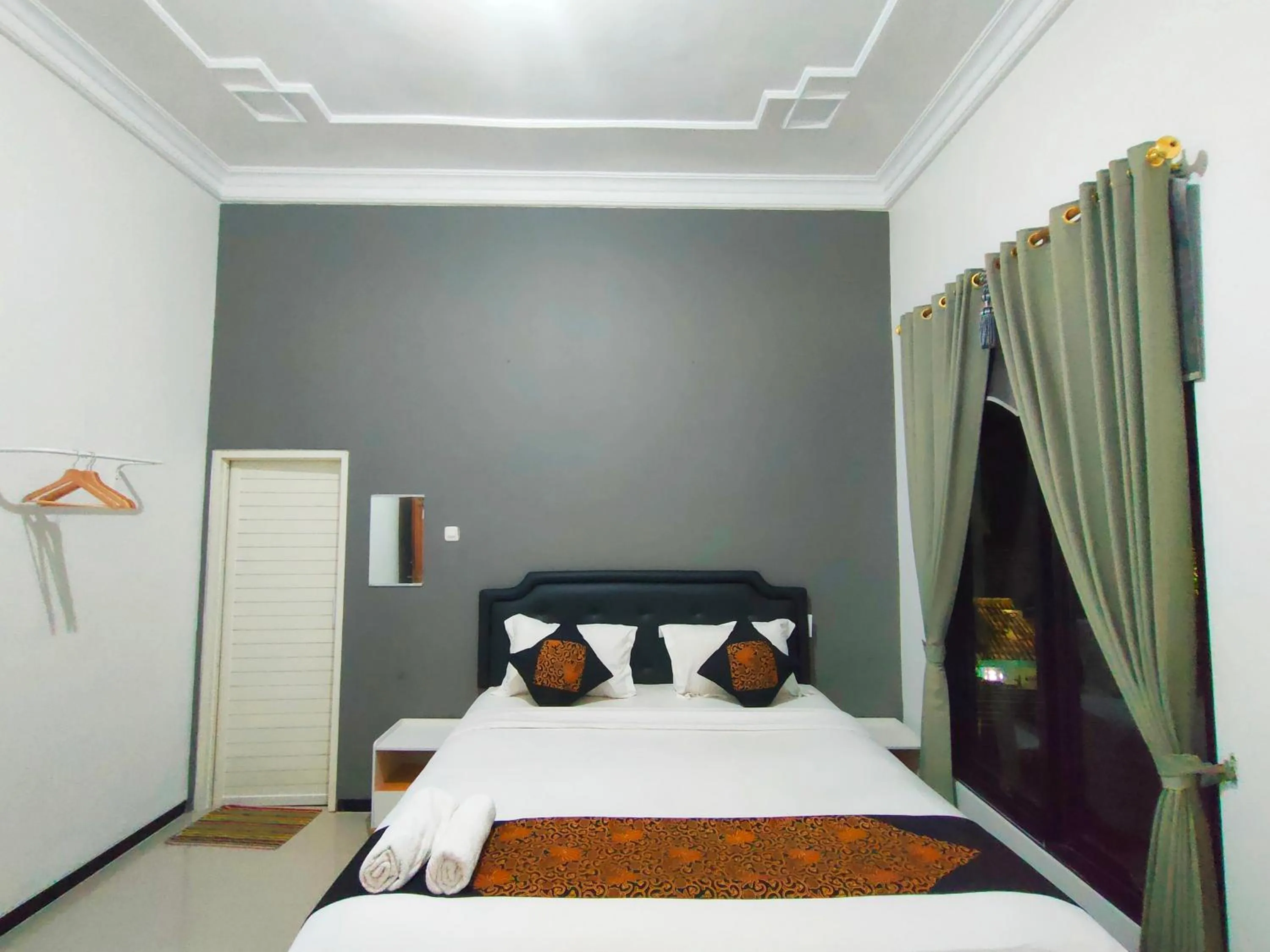 Bedroom, Bed in Tjahaja Baroe Syariah Mitra RedDoorz At Dukuh Kupang