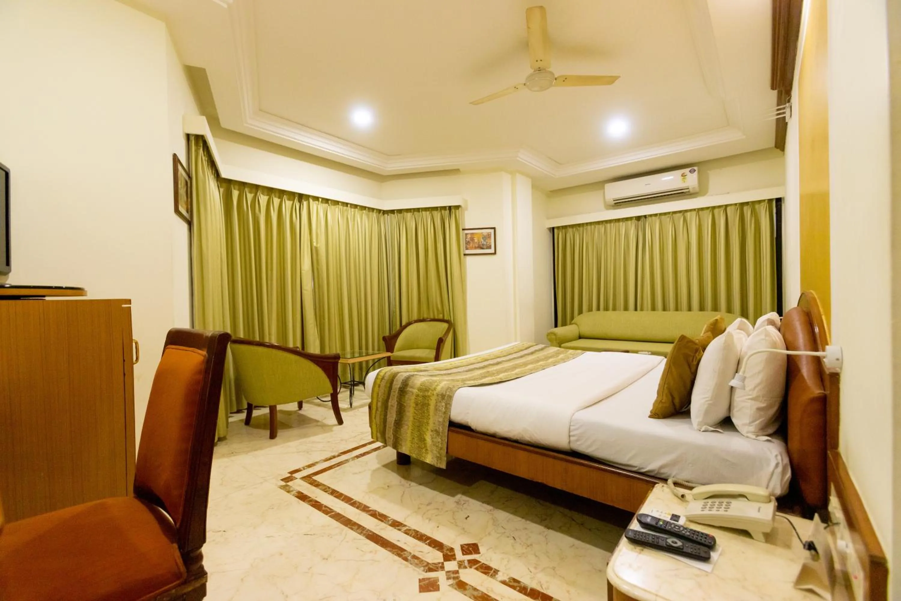 Photo of the whole room, Bed in Garden Hotel