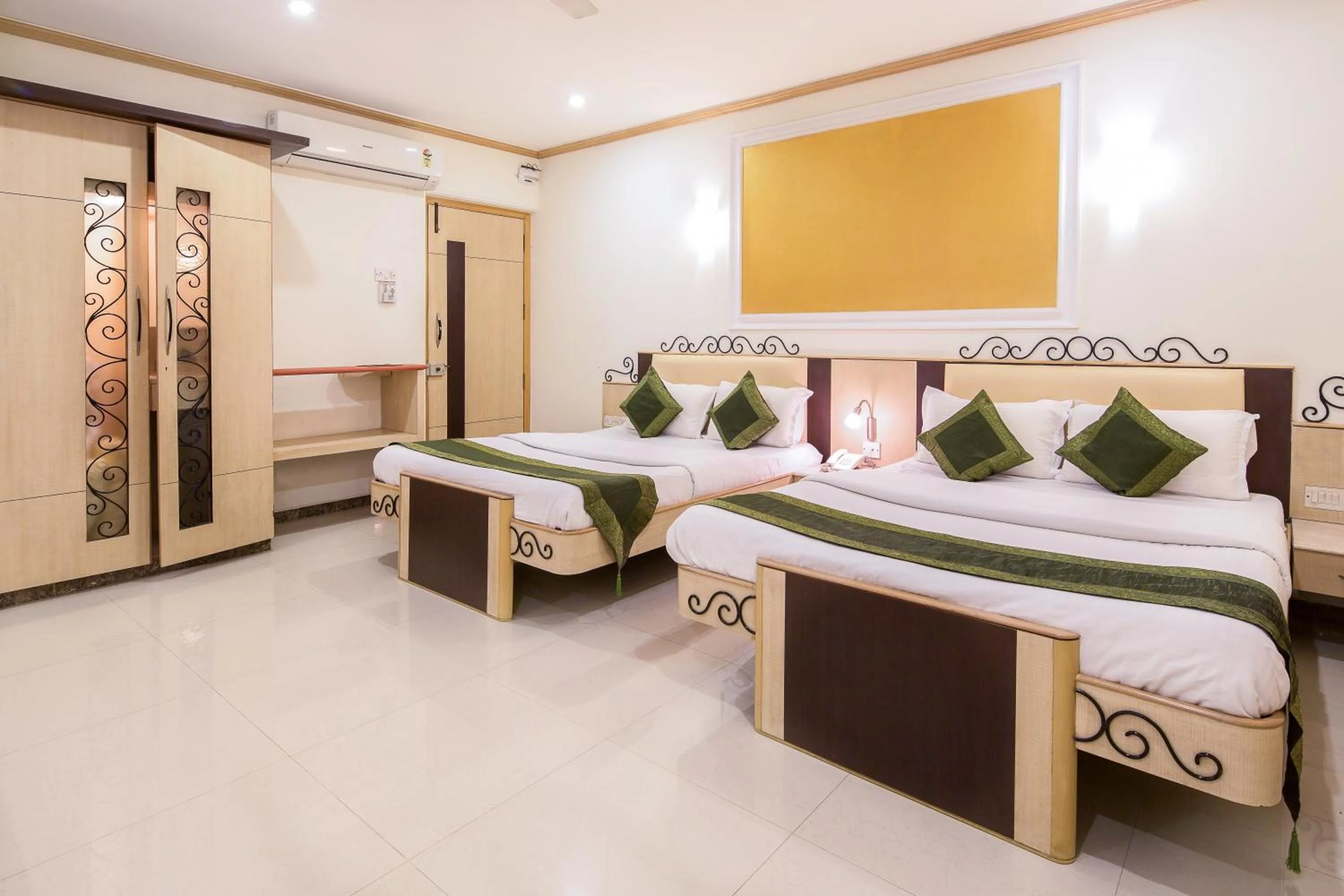 Bedroom, Bed in Garden Hotel