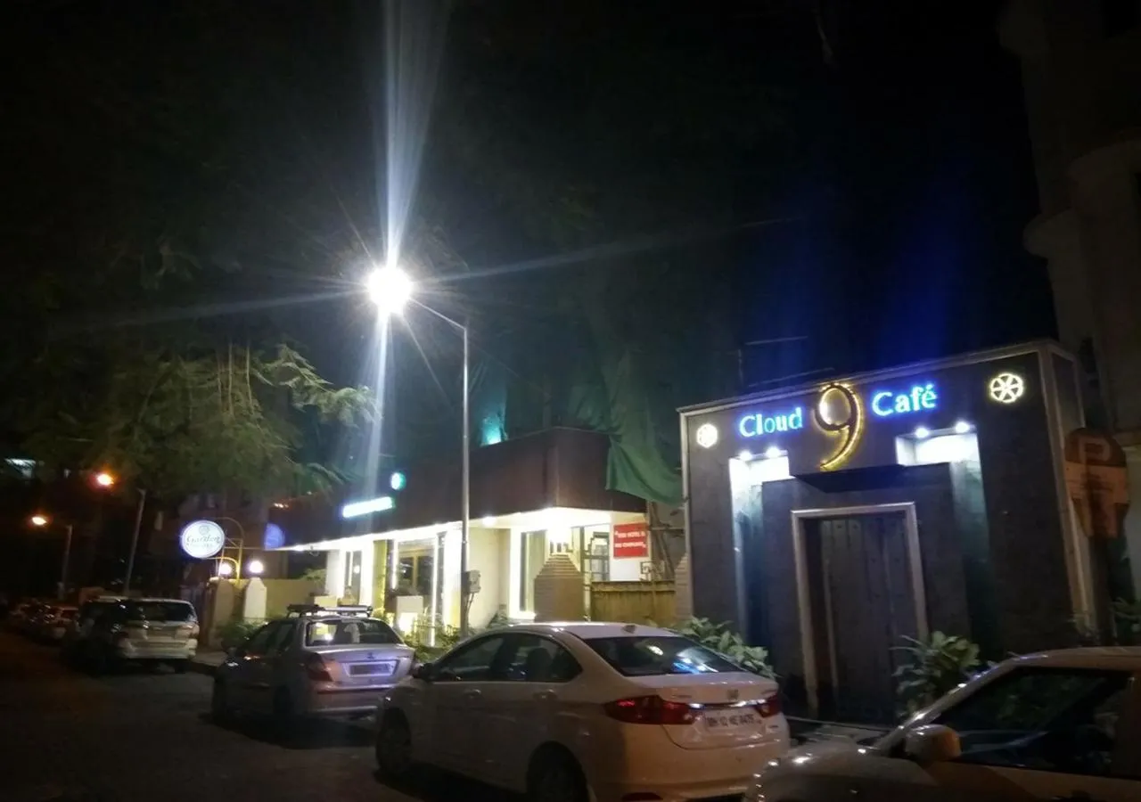 Restaurant/places to eat in Garden Hotel