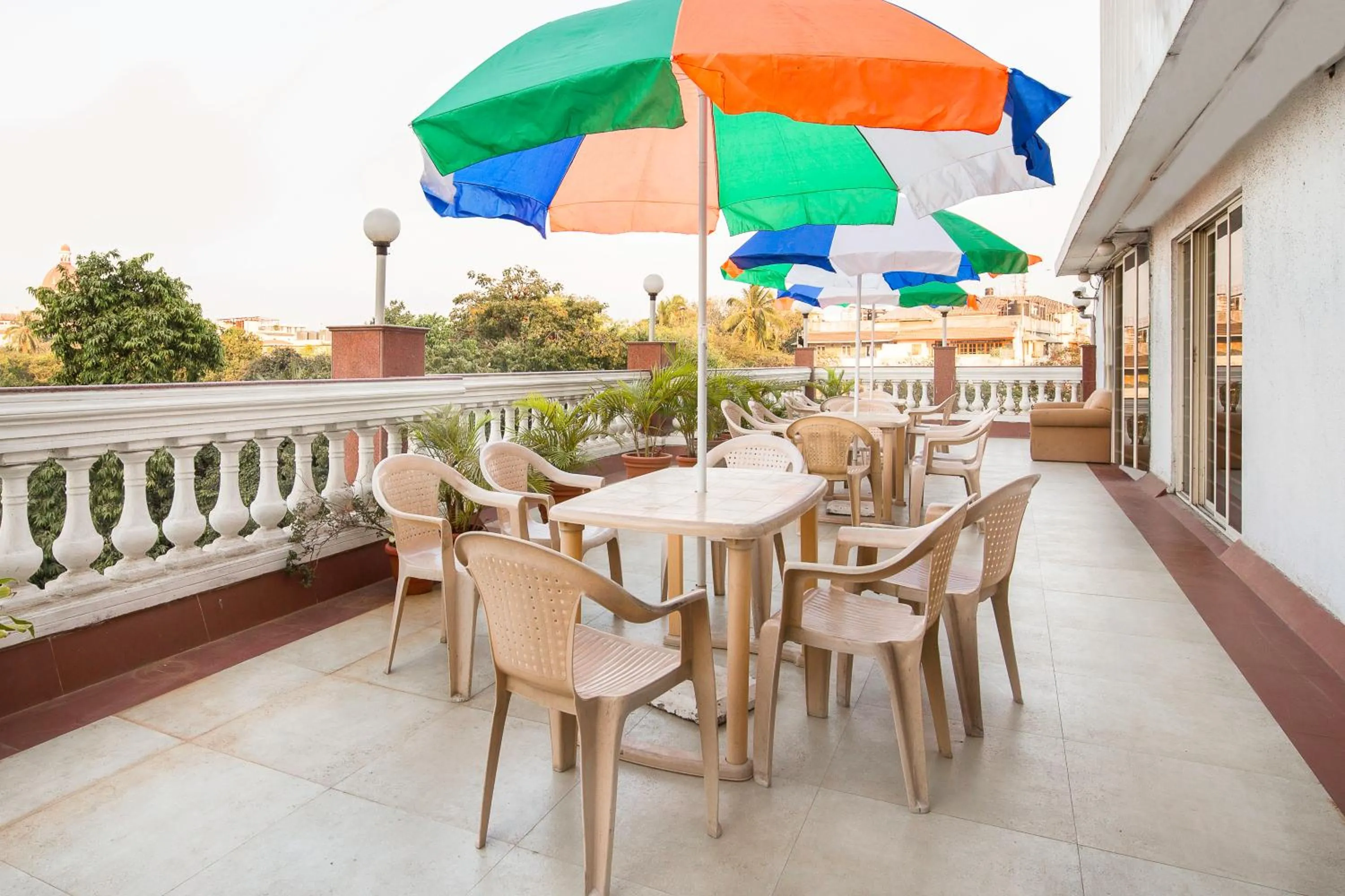 Food and drinks in Garden Hotel