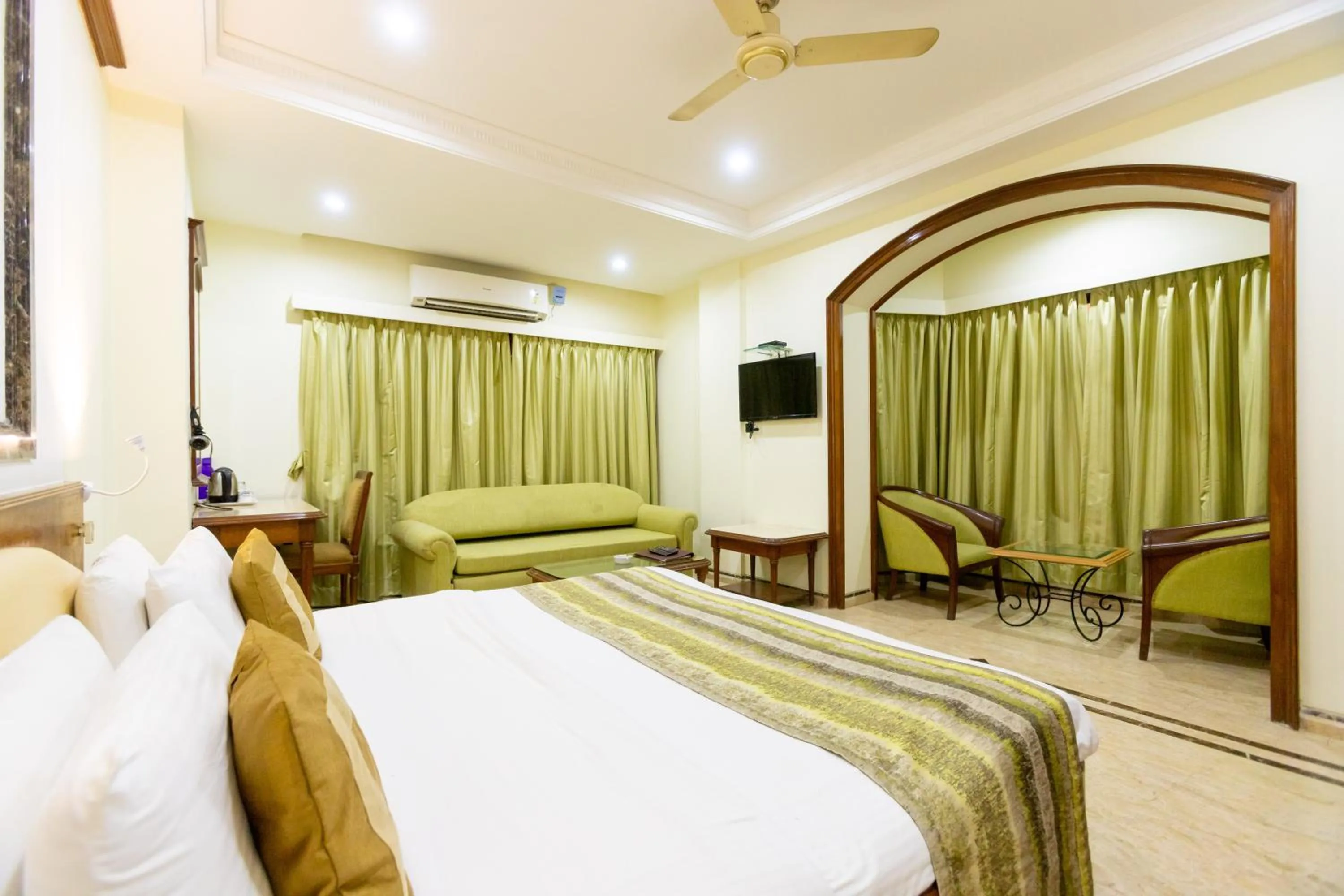 Bedroom, Bed in Garden Hotel