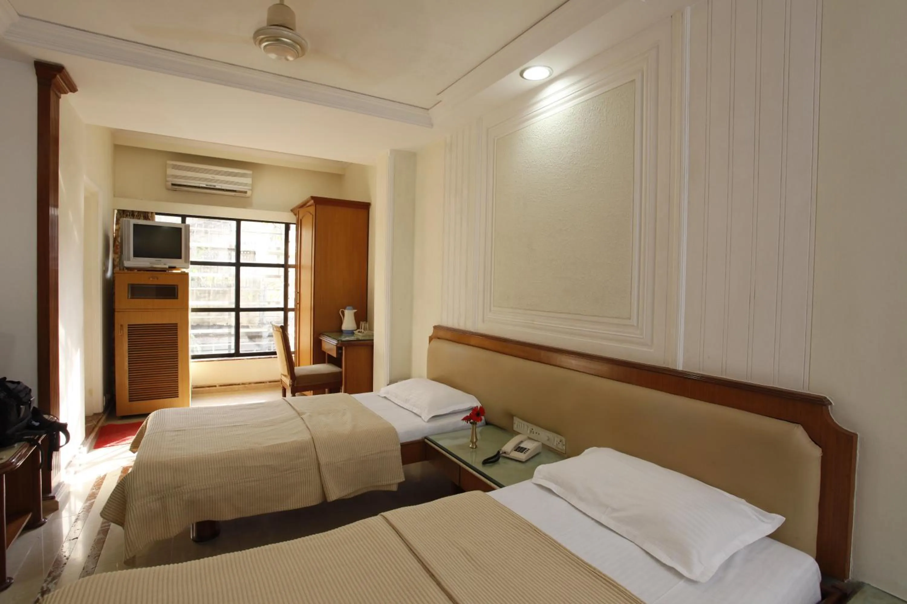 Bedroom, Bed in Garden Hotel