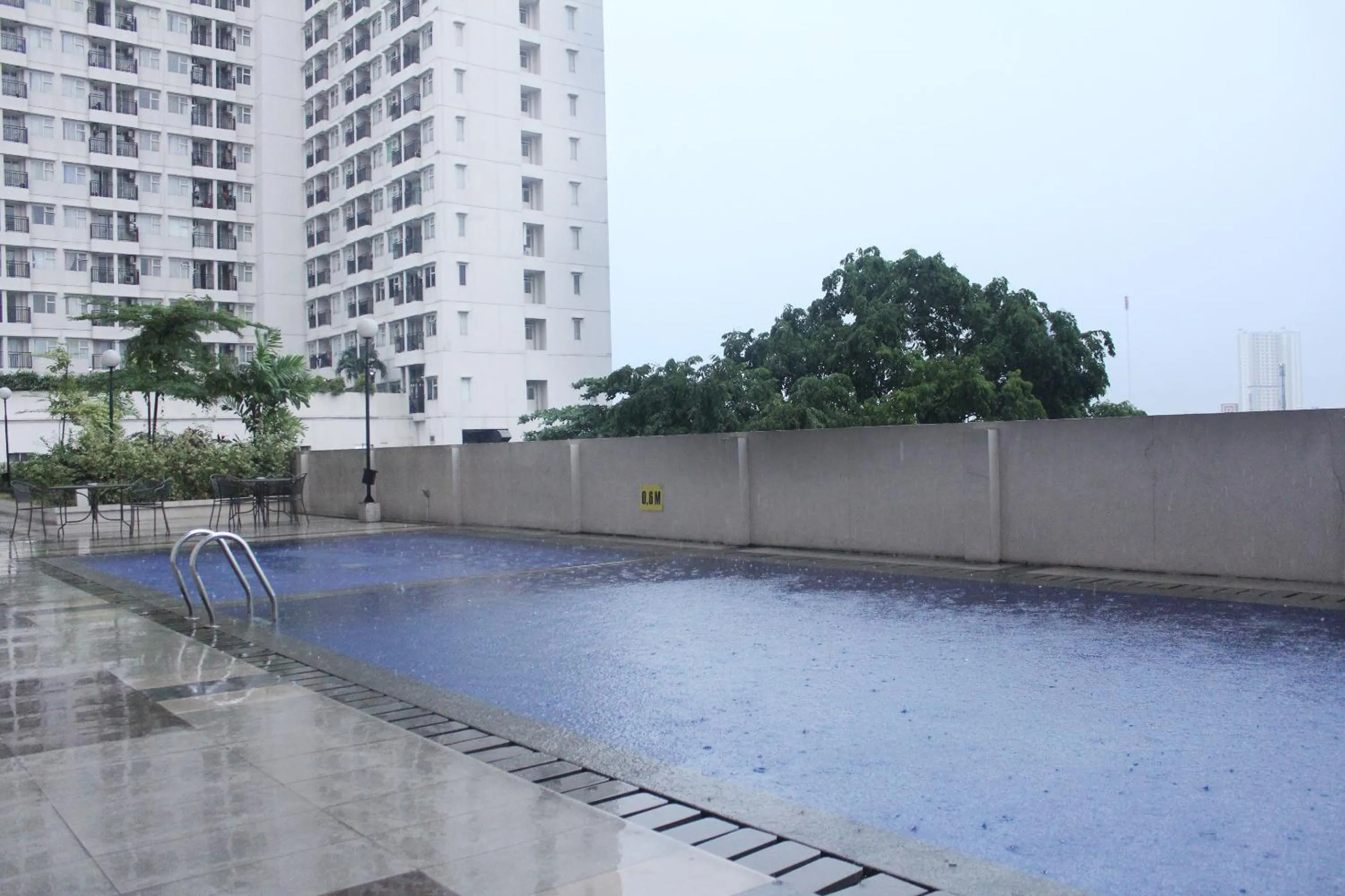Swimming Pool in OYO 266 Margonda Residence 5