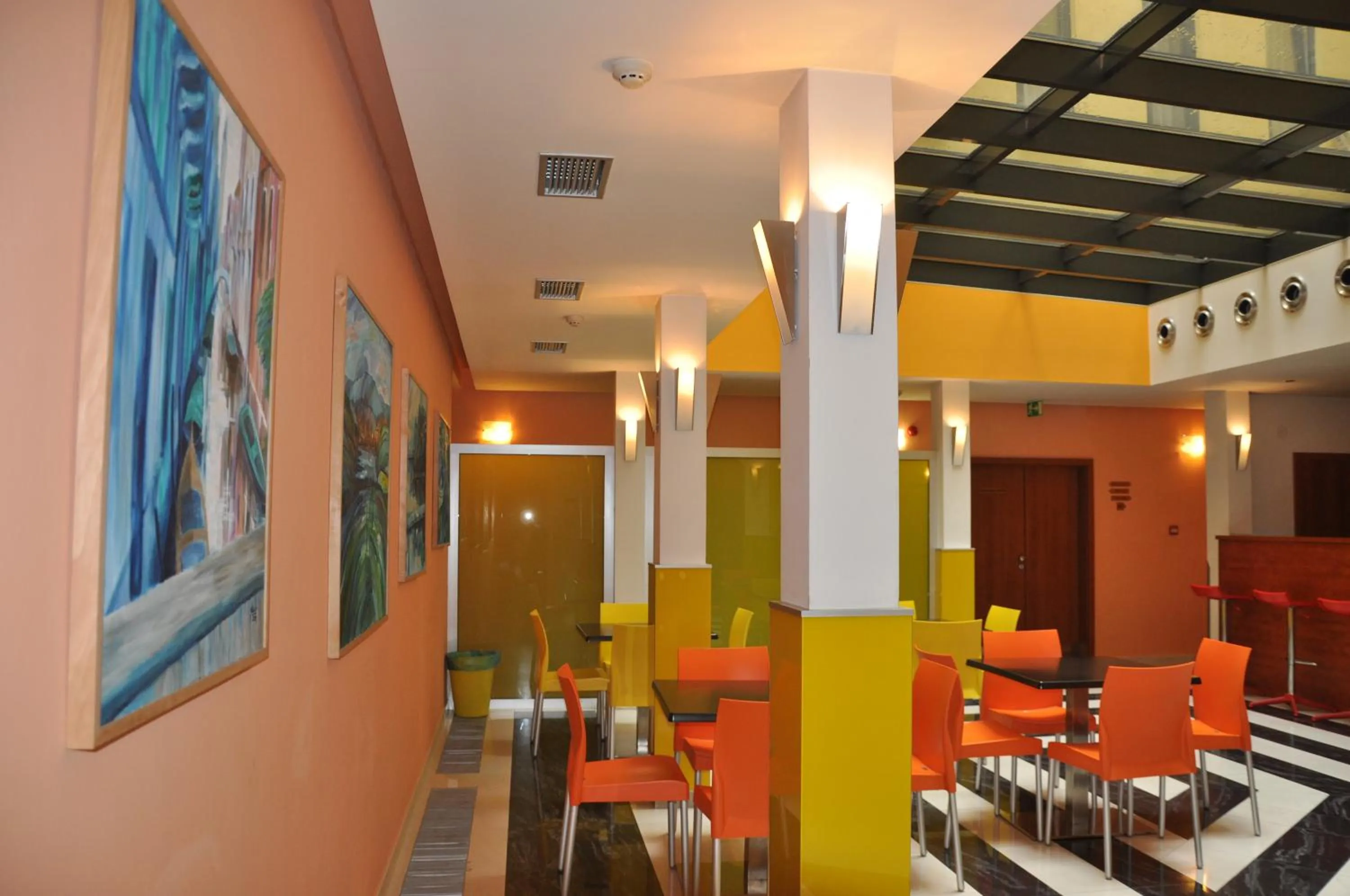 Restaurant/places to eat in City Central De Luxe