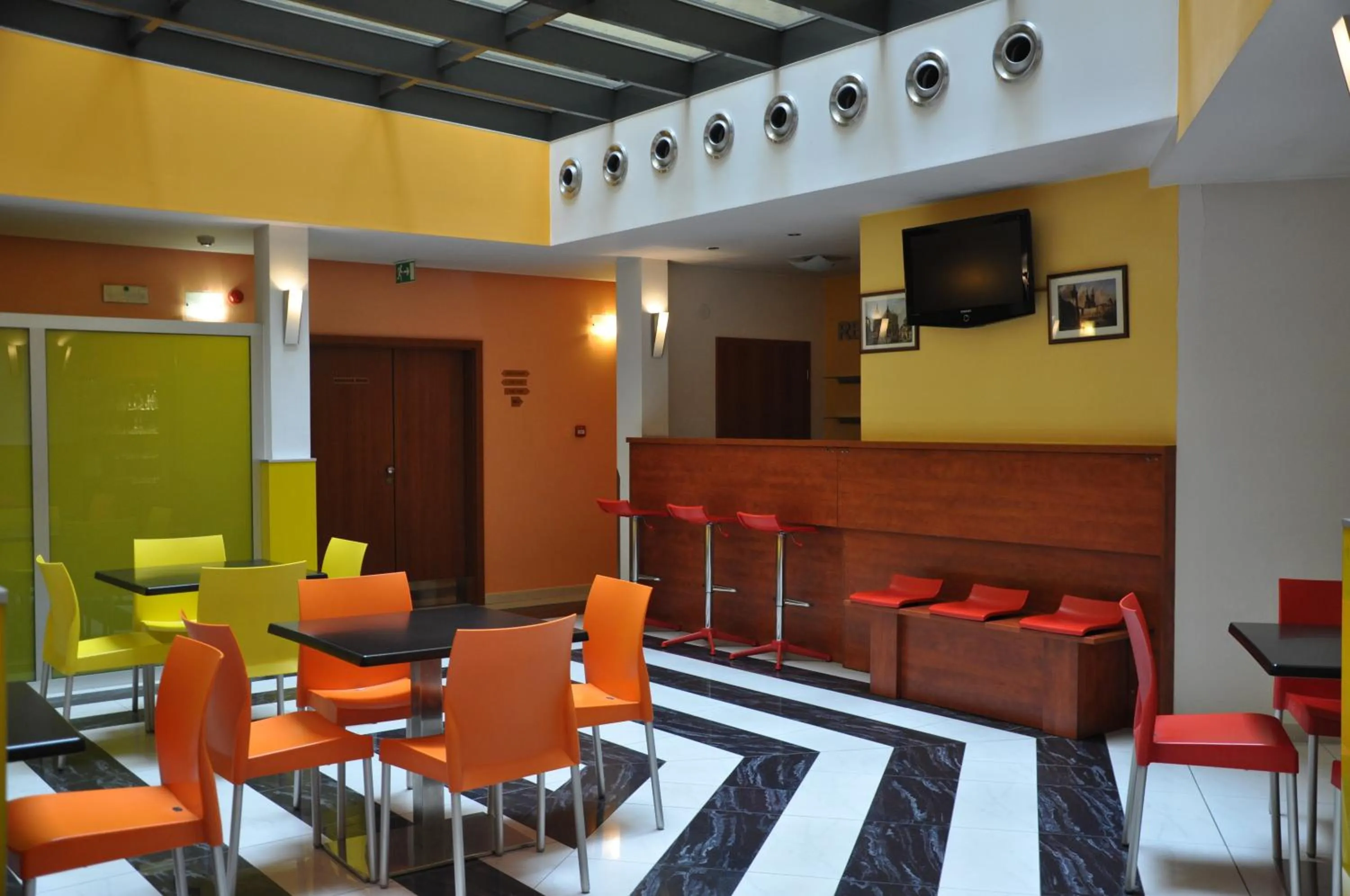 Restaurant/places to eat in City Central De Luxe