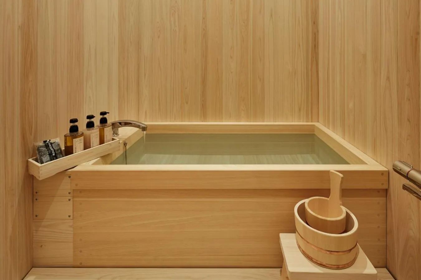 Hot Tub in GRAND CHARIOT Hokutoshichisei 135°