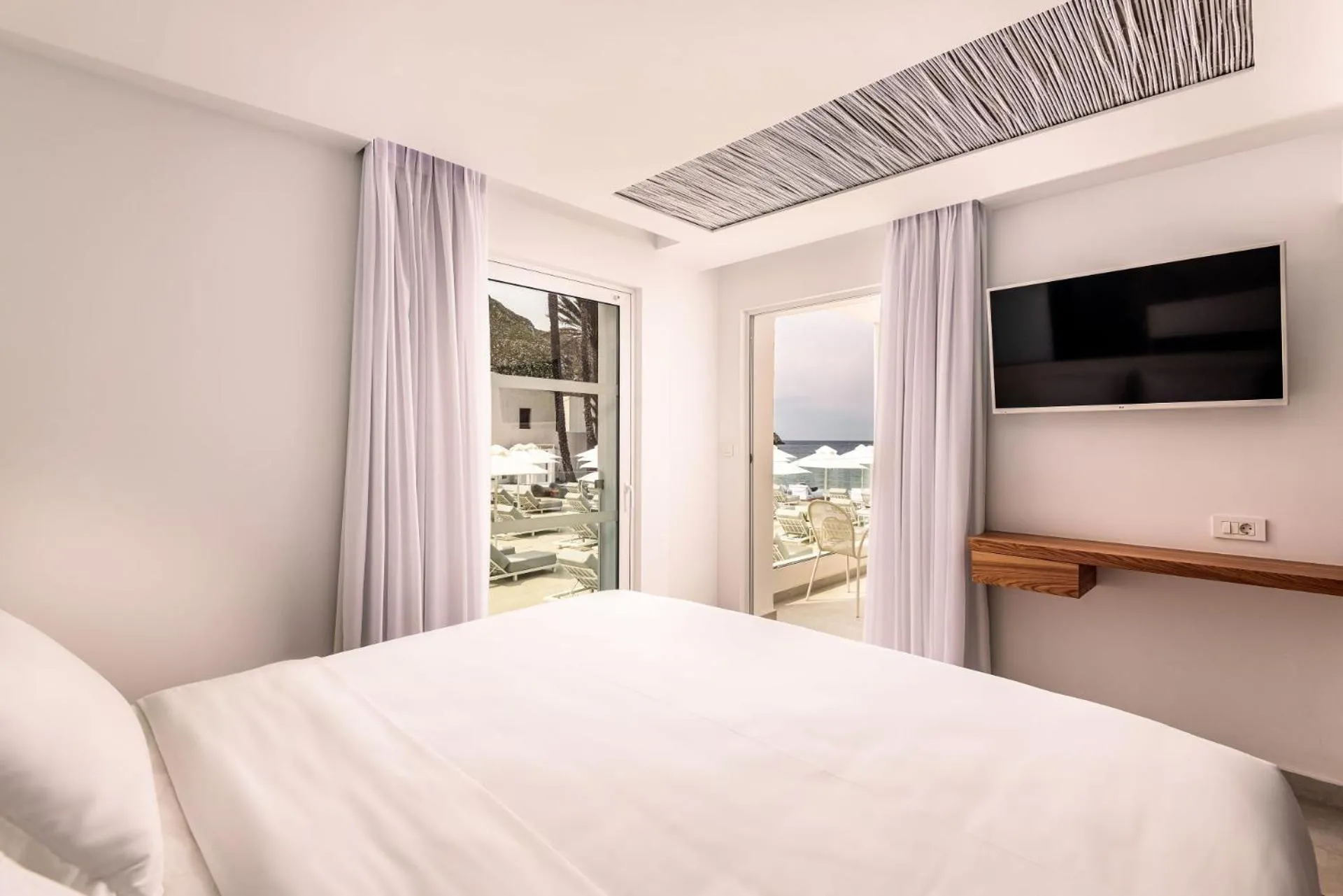 Bed in Kantouni Beach Boutique Hotel