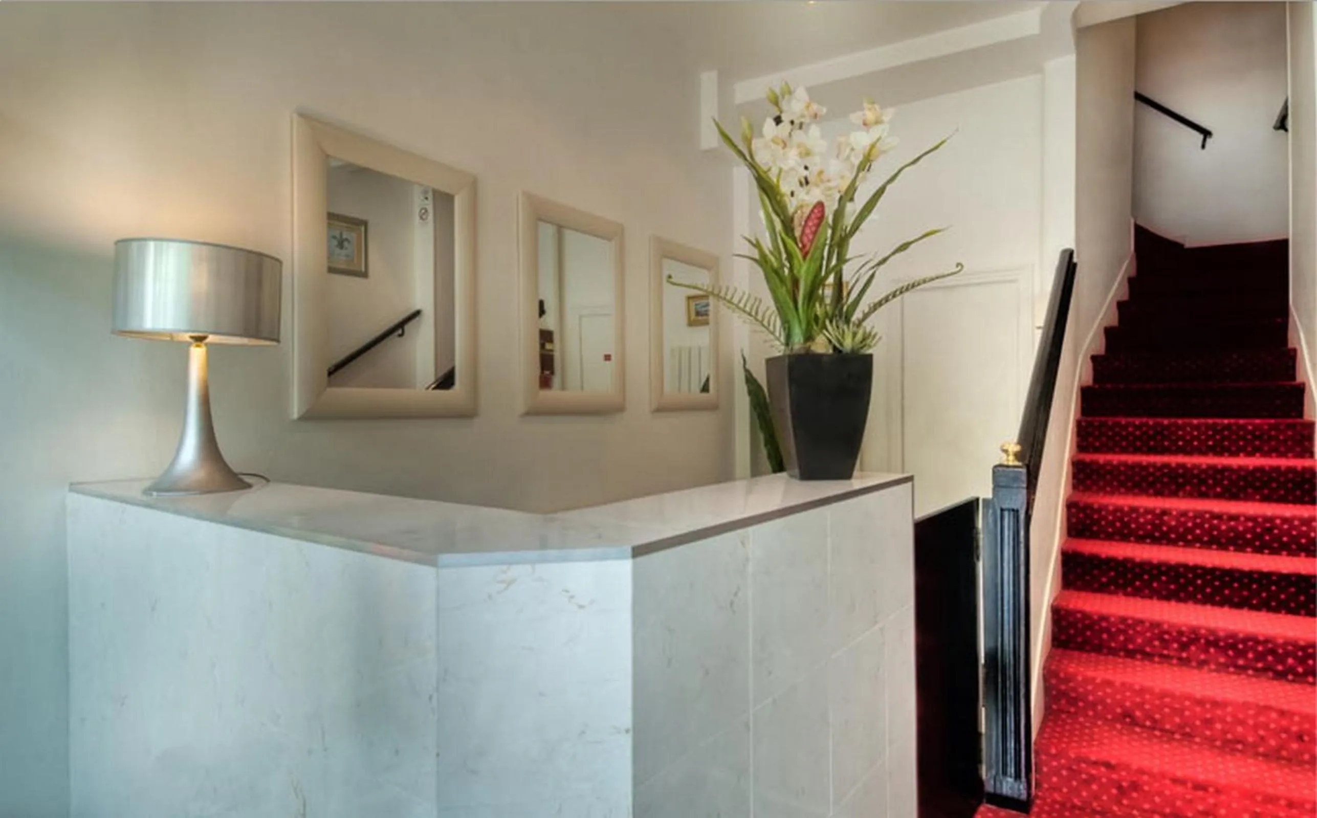 Lobby or reception in Hôtel Edgar Quinet