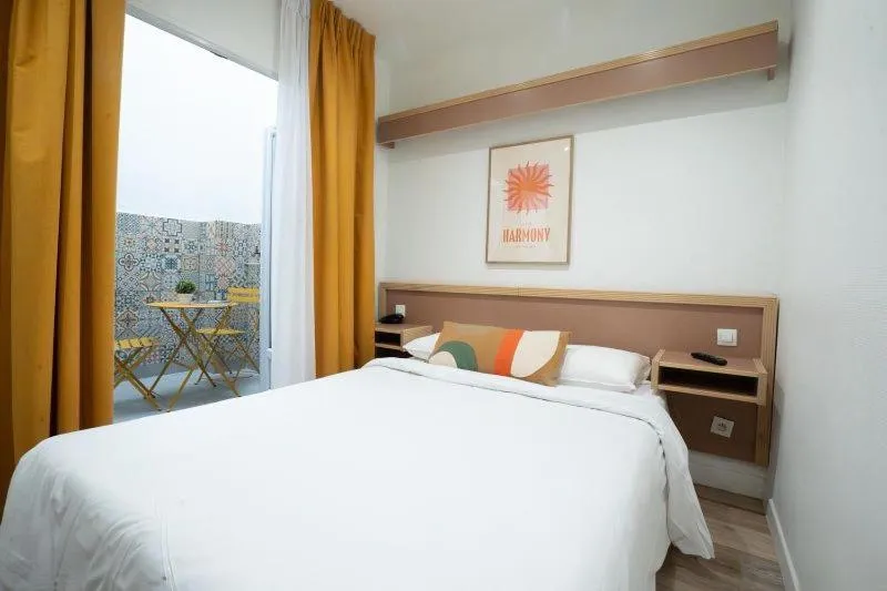 Bed in Hôtel Edgar Quinet