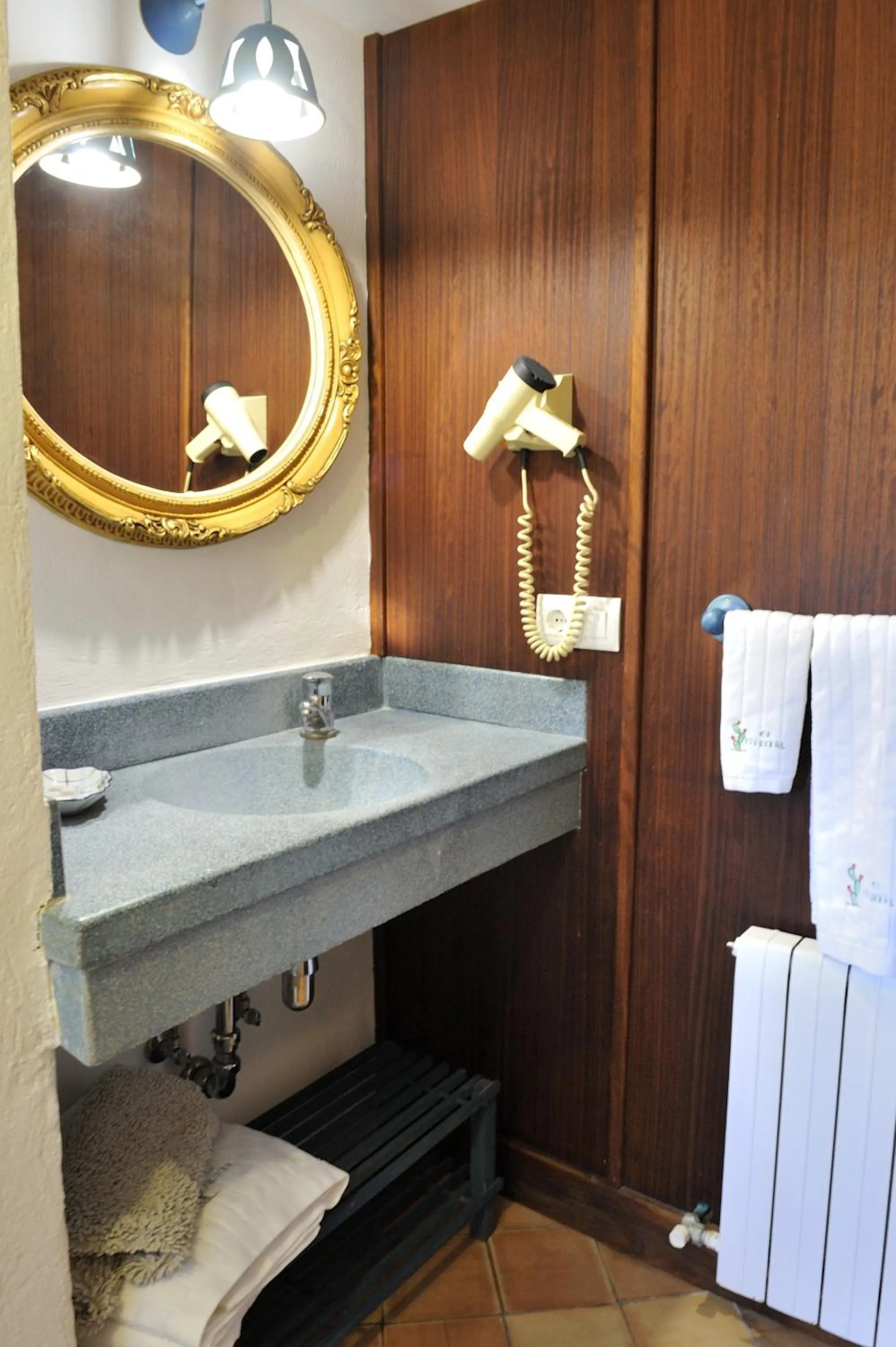 Toilet in Petit Hotel Es Figueral