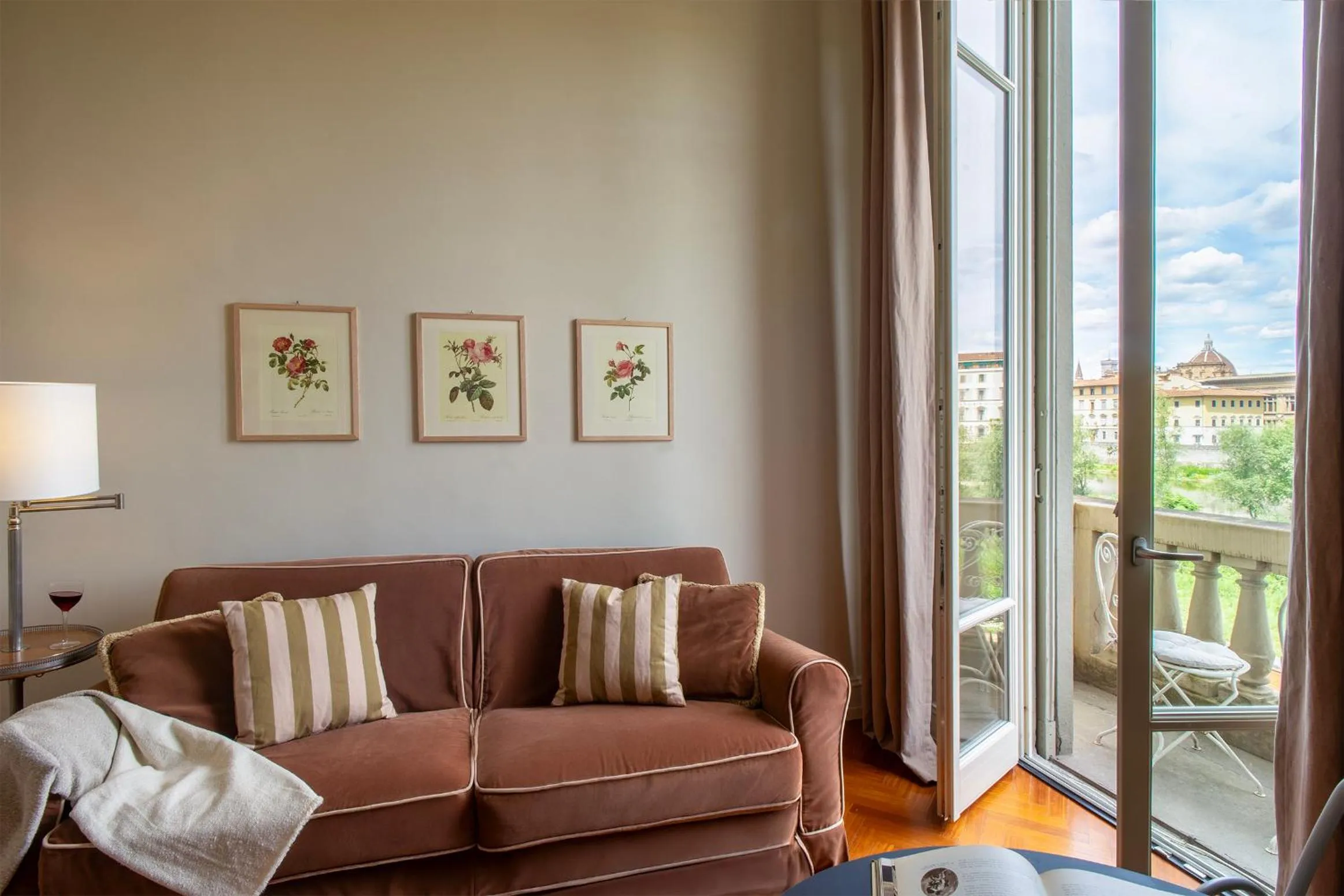 Living room in Serristori Palace Residence