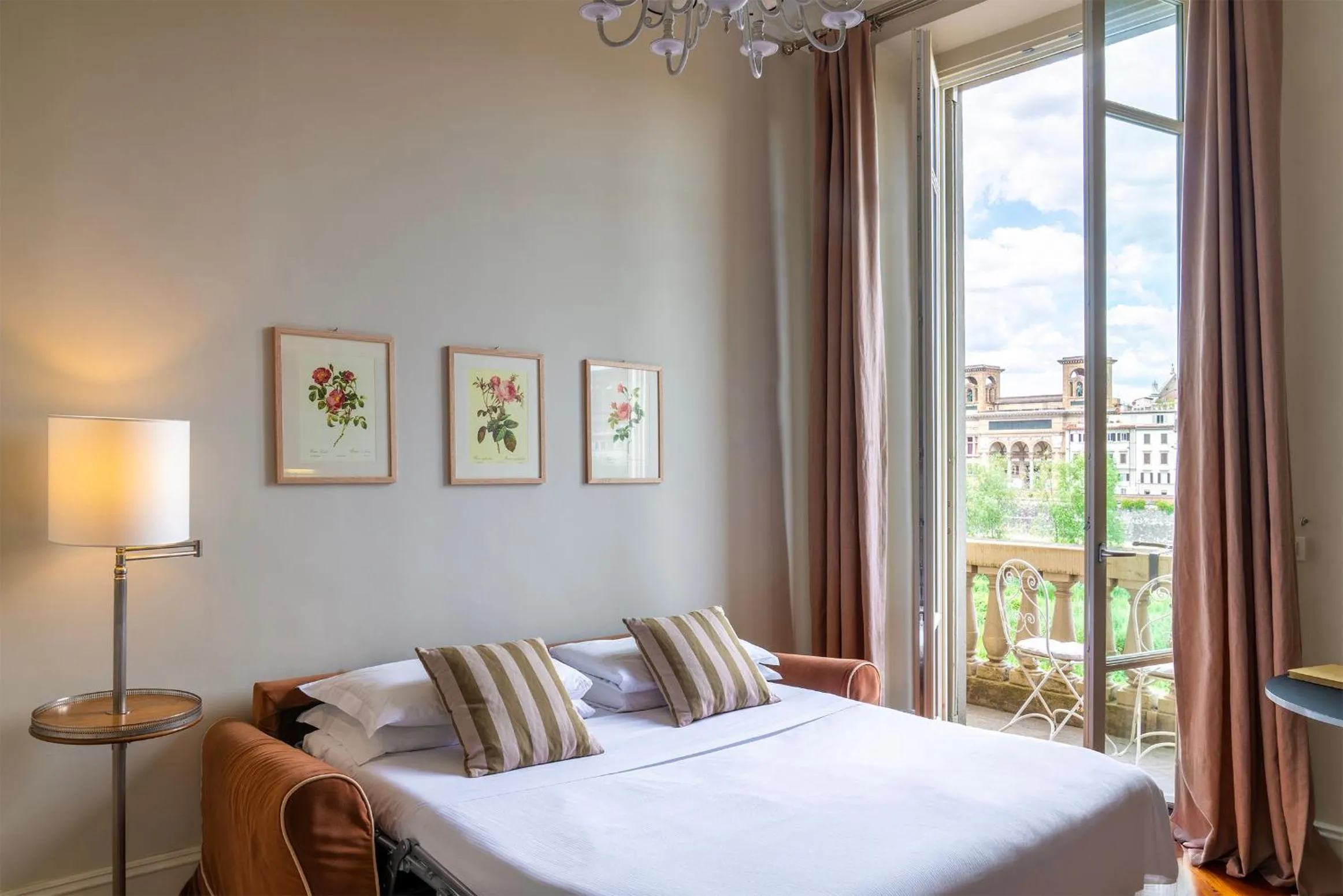 Bed in Serristori Palace Residence