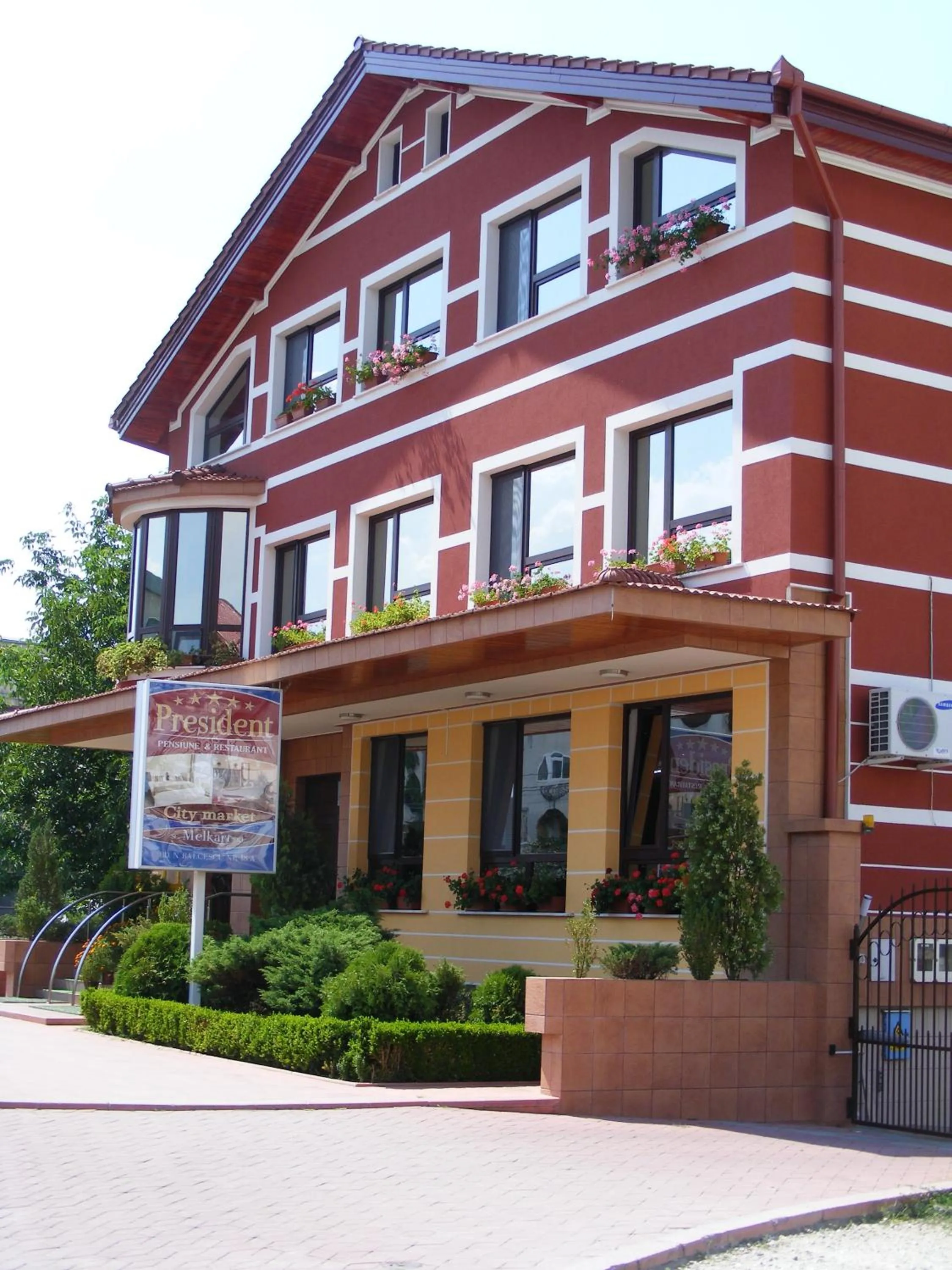 Facade/entrance in Pensiunea President
