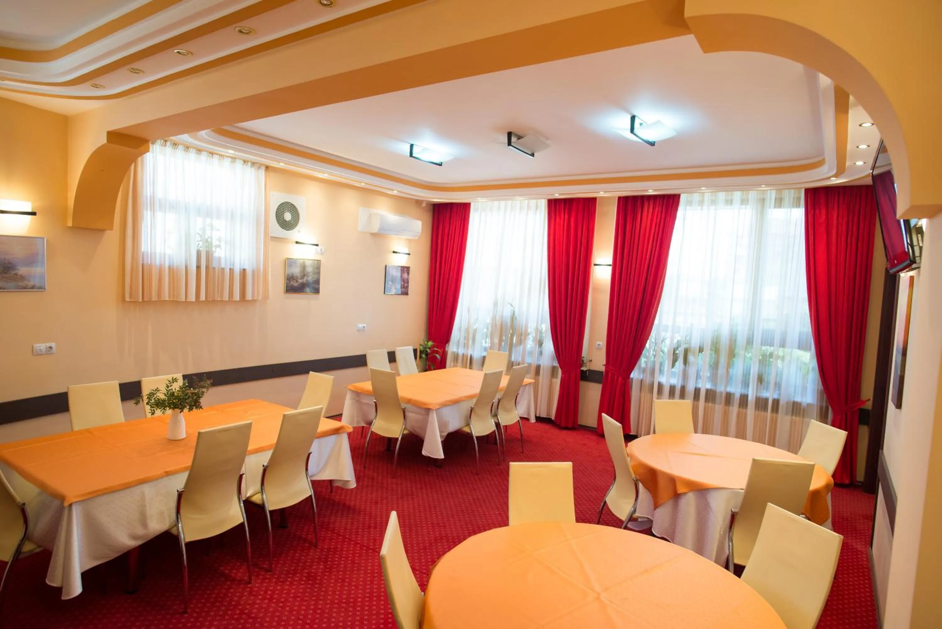 Restaurant/places to eat in Pensiunea President