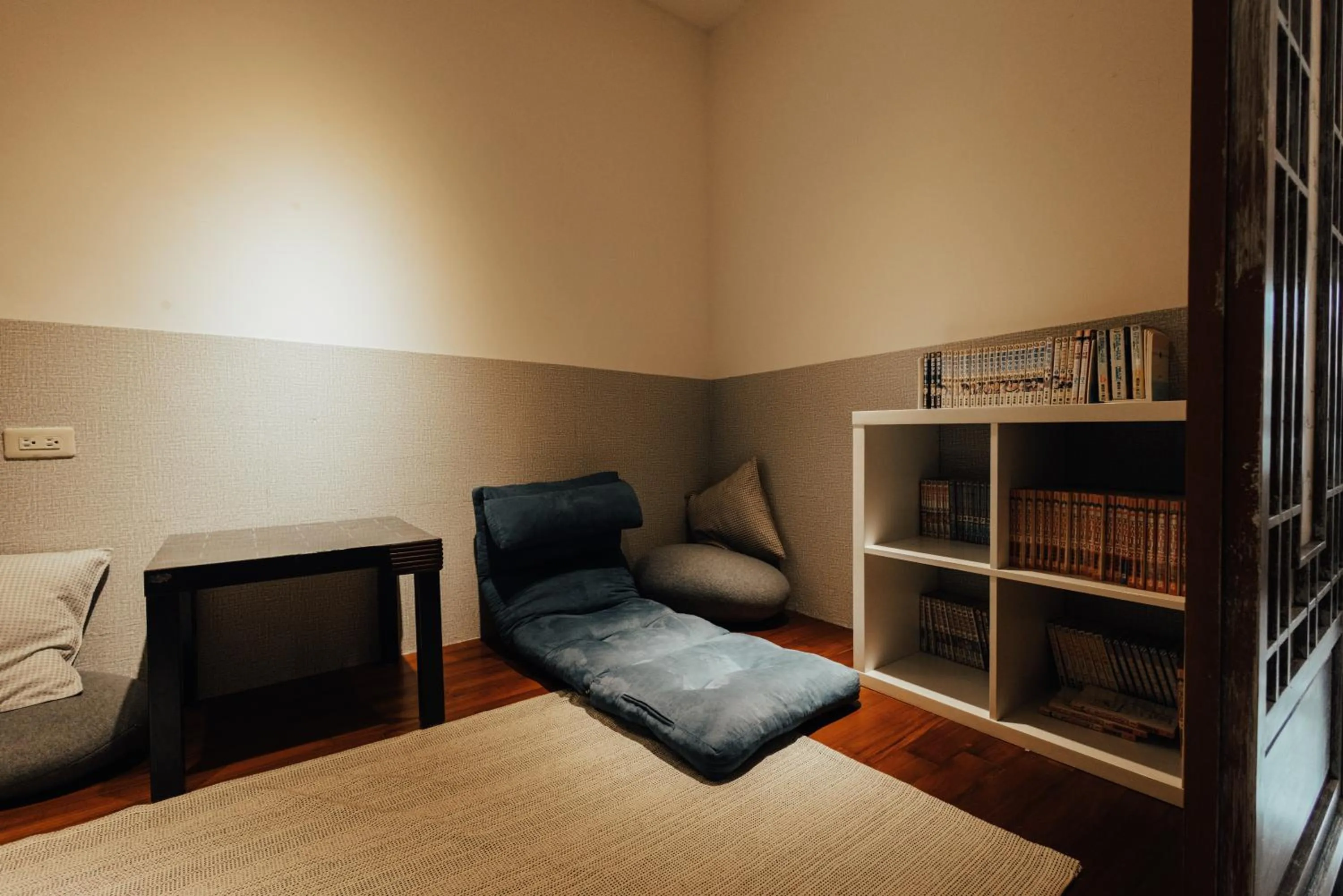 Library, Bed in Maybe Homestay
