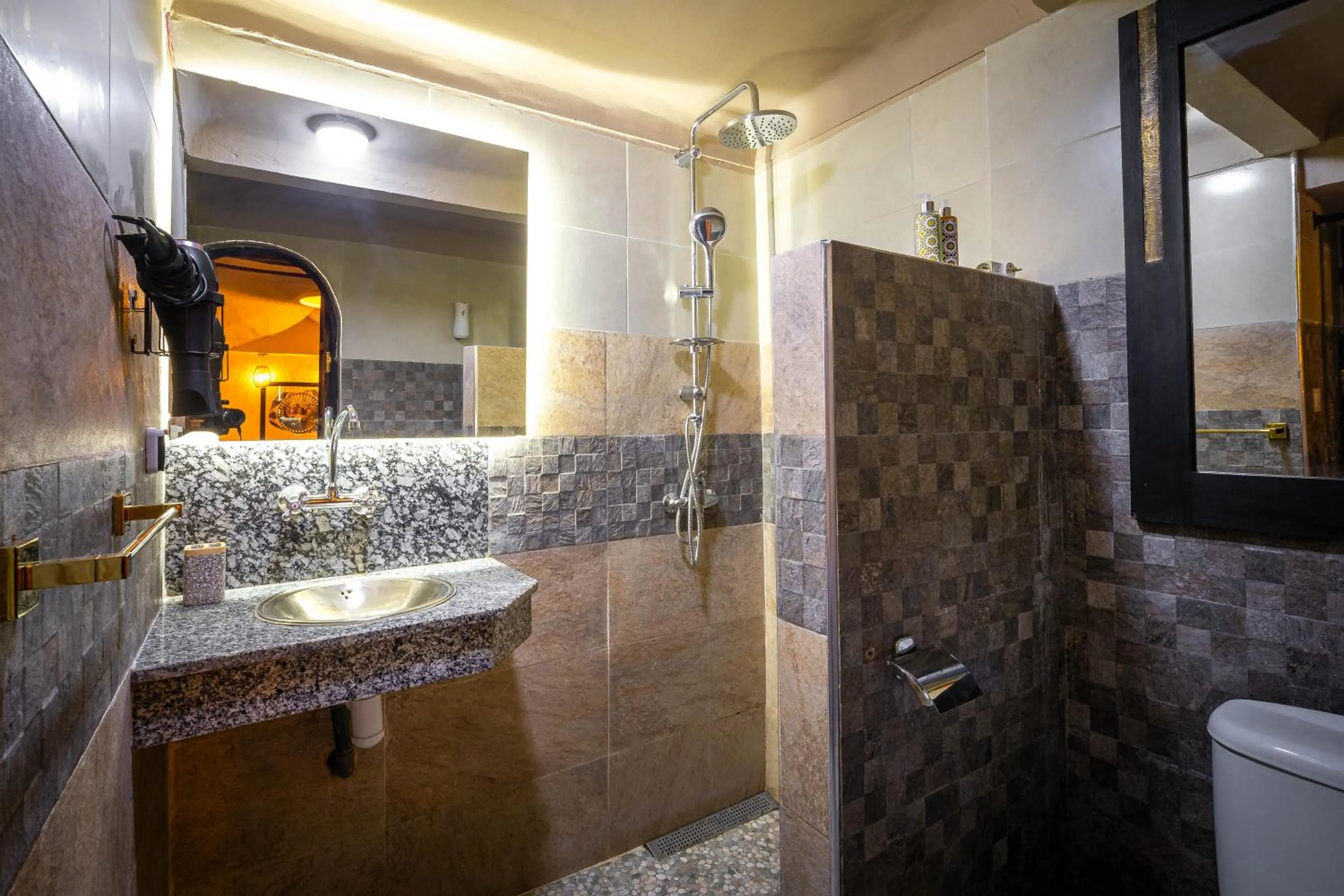 Shower in Dar Khmissa Riad & Spa