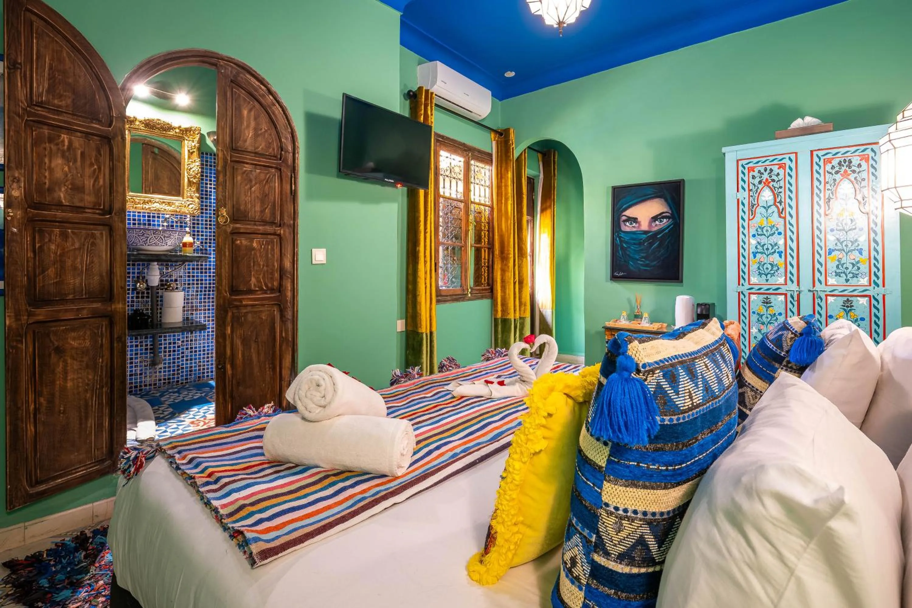 Bed in Dar Khmissa Riad & Spa