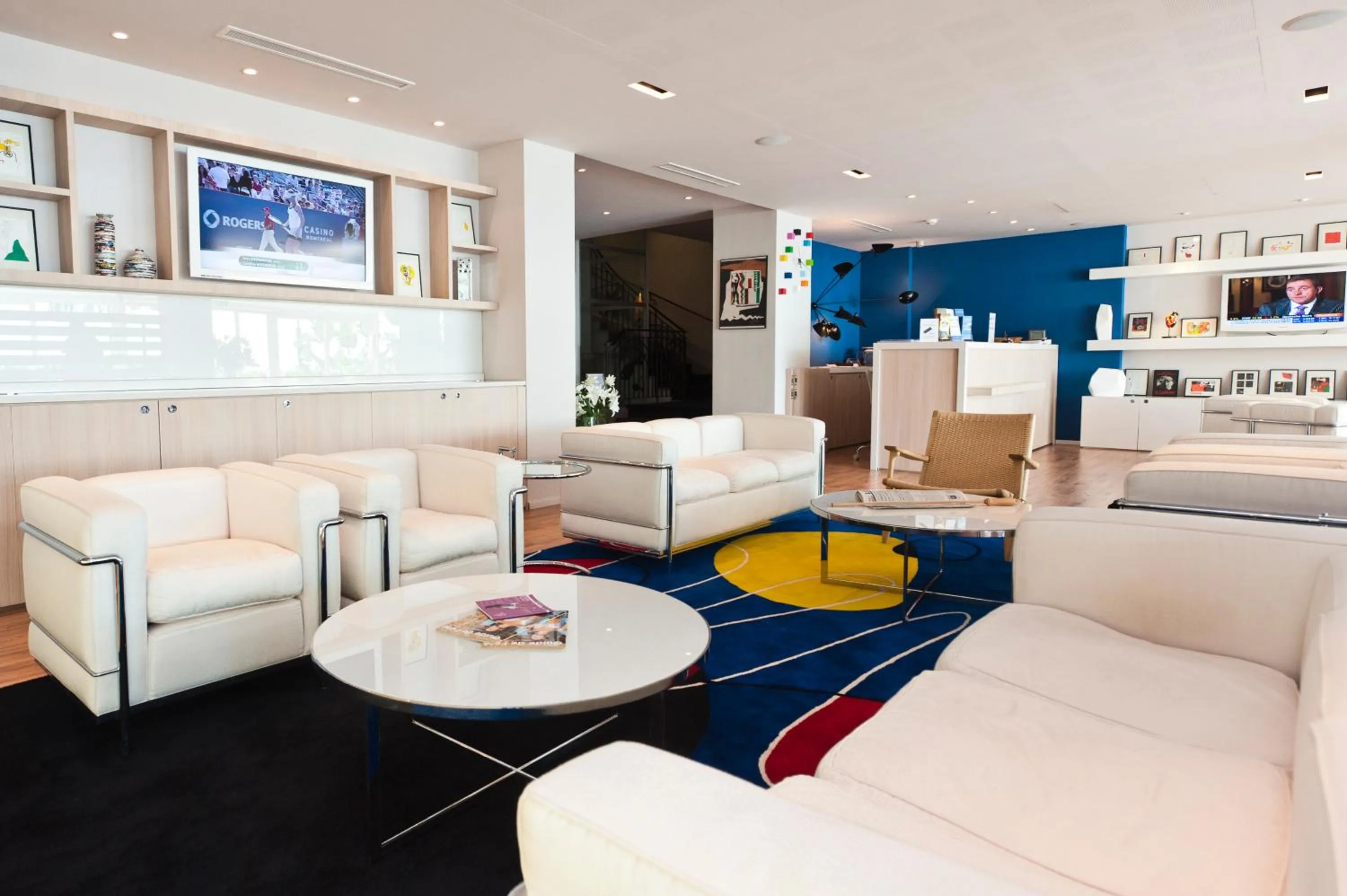 Communal lounge/ TV room in Hotel Victoria