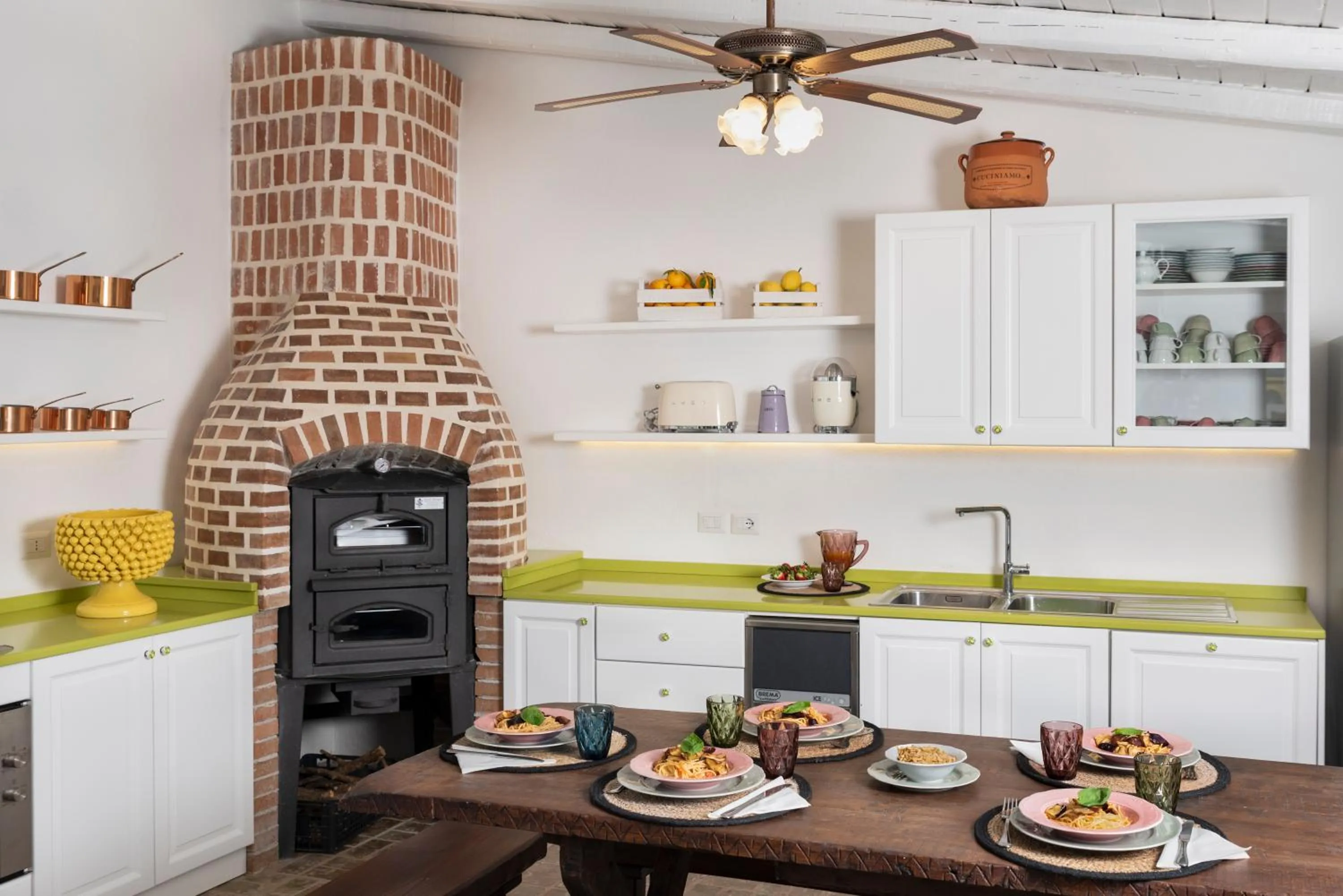 Dining area in LA FORESTERIA DI MAESTINA