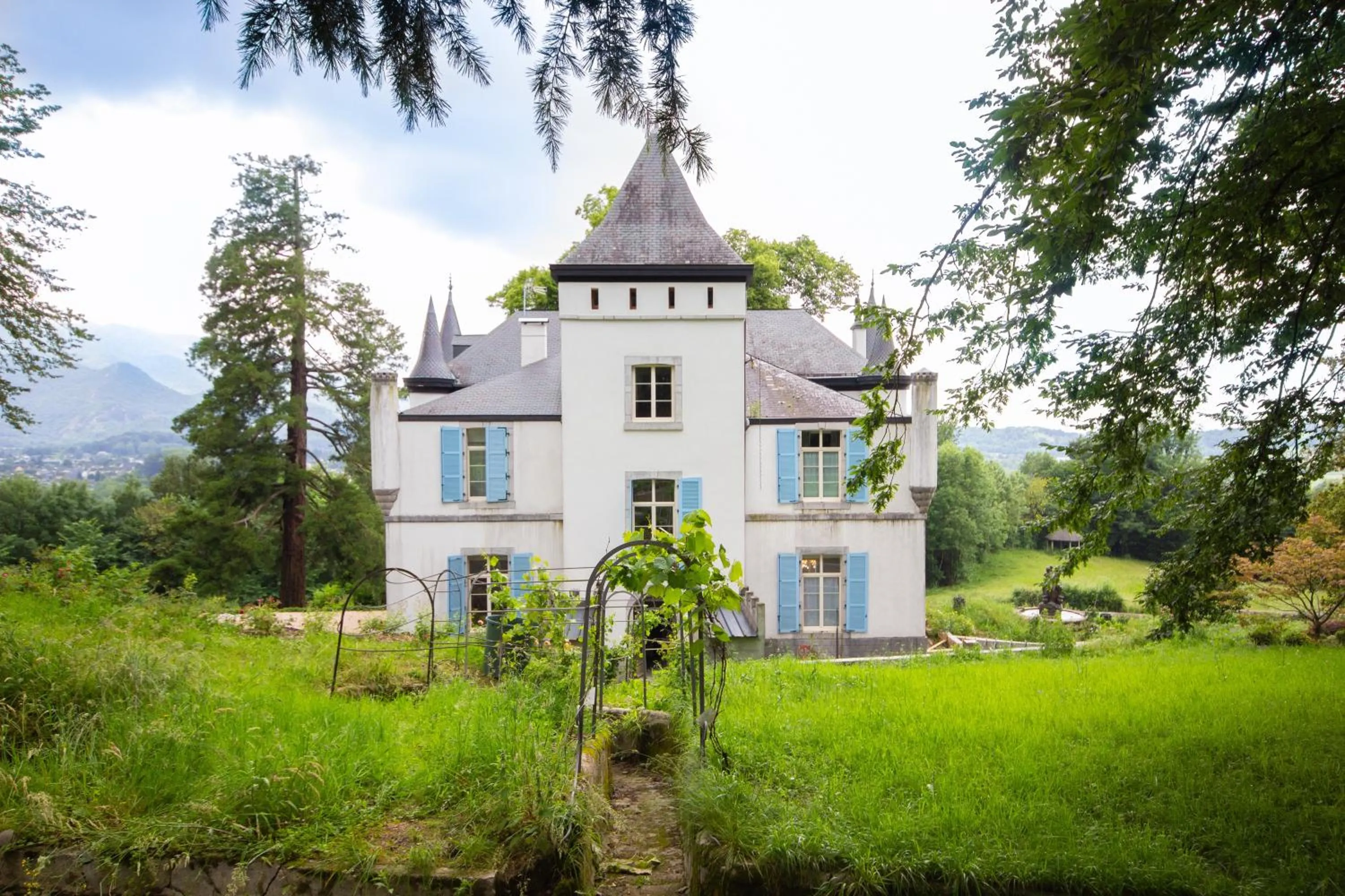 Property building in Château de Druon
