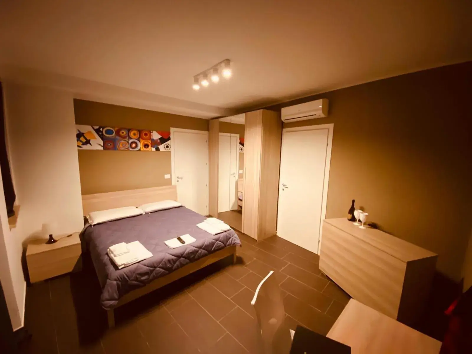 Superior Double Room in HH Hermoso Housing VALENZA Superior Double Room in HH Hermoso Housing VALENZA