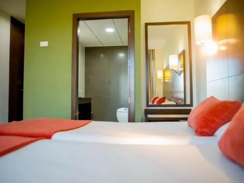 Twin Room with Extra Bed in Hospedium Hotel Valles de Gredos Golf Twin Room with Extra Bed in Hospedium Hotel Valles de Gredos Golf