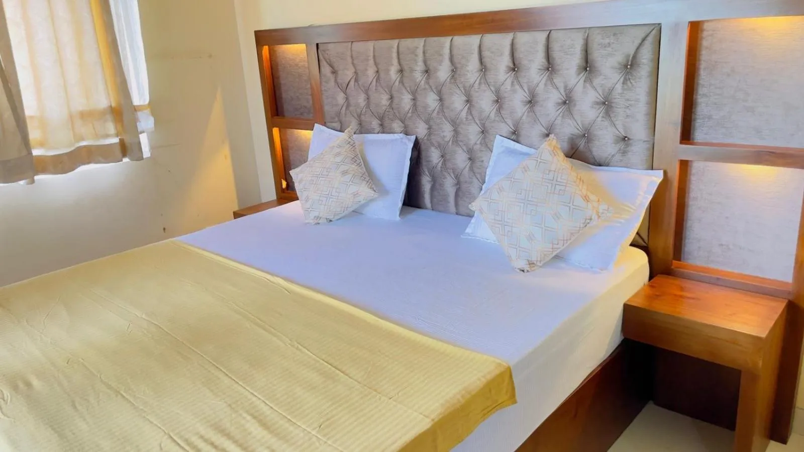 Bed in Airport Villa