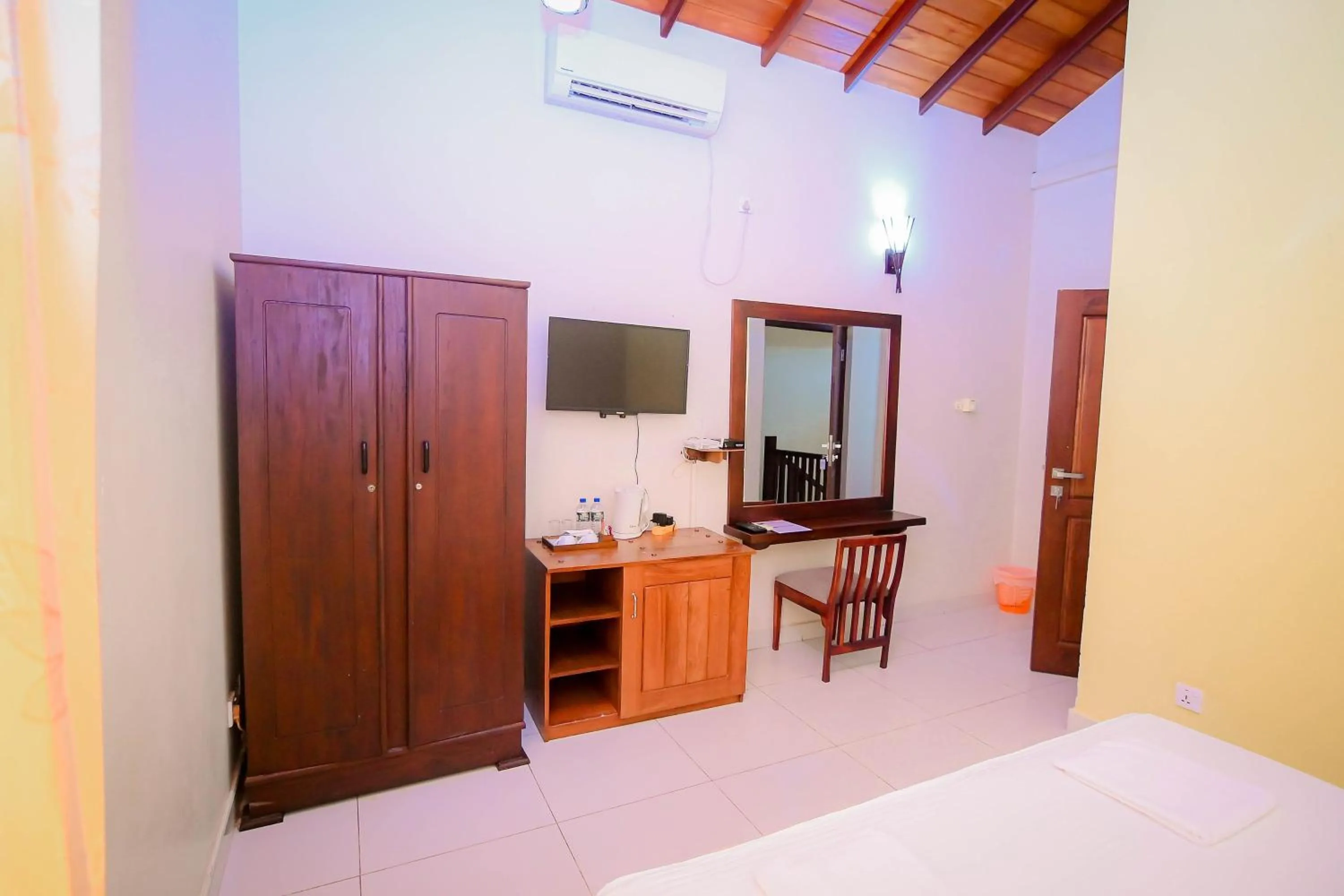 Bed in Airport Villa